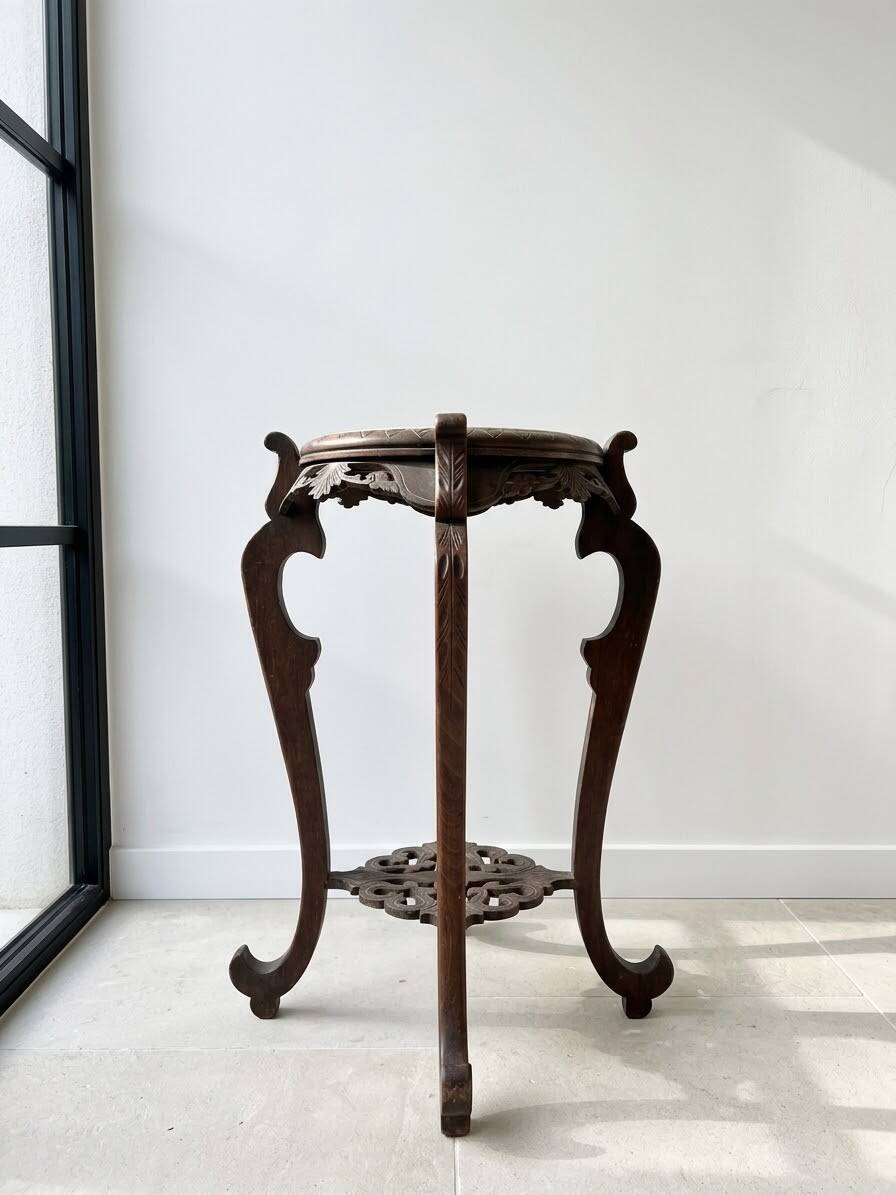 Meuble de rangement classique en bois sculpté marron