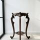 Meuble de rangement classique en bois sculpté marron