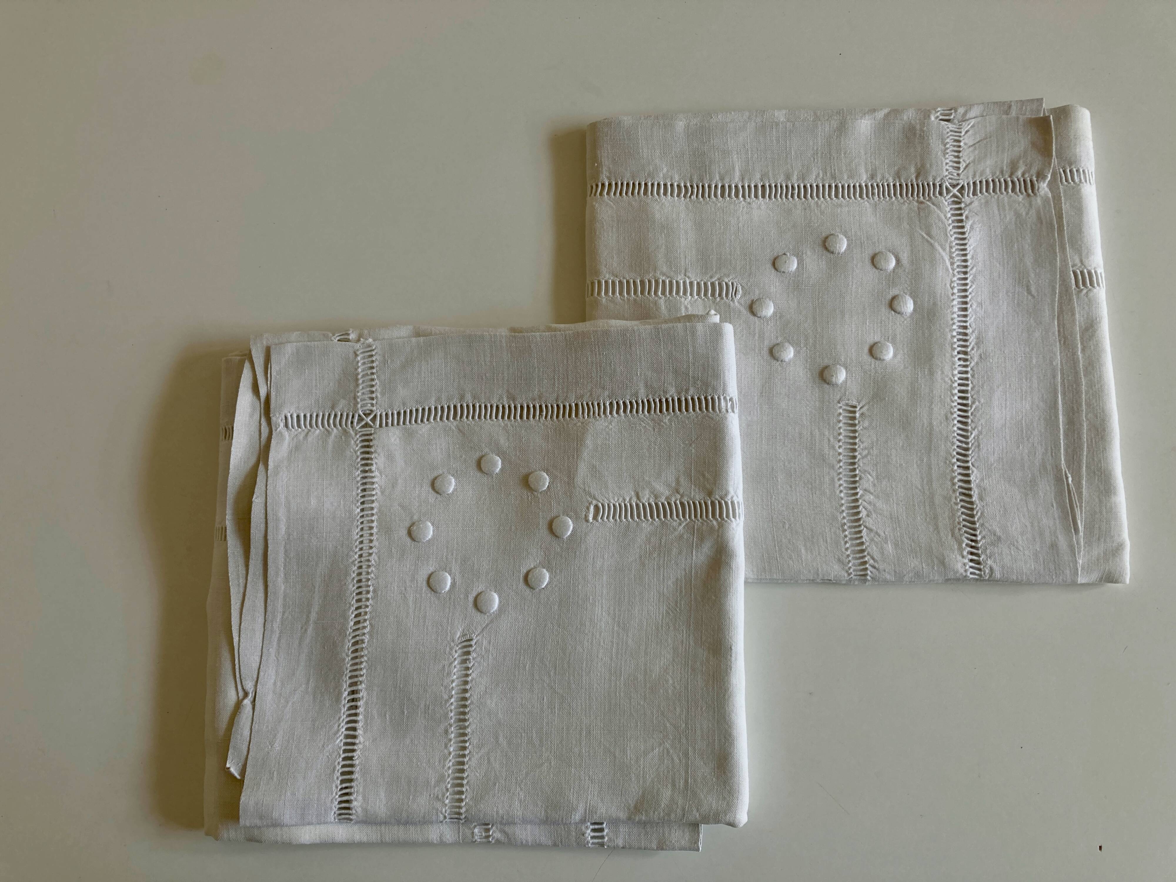 Paire de taies d'oreillers toile de lin brodée de pois et jours sans monogramme