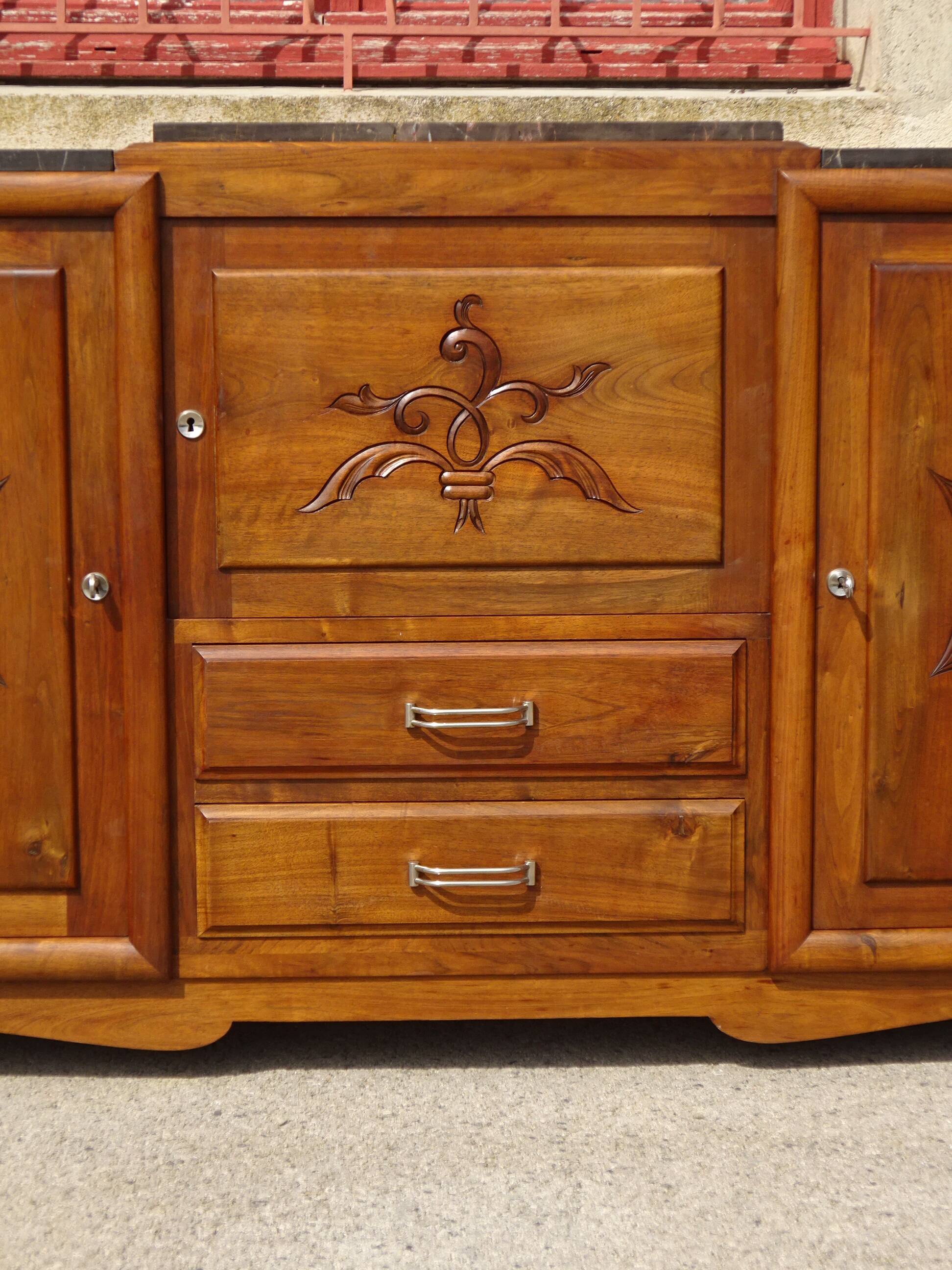 Large buffet en noyer massif, dessus en marbre noir