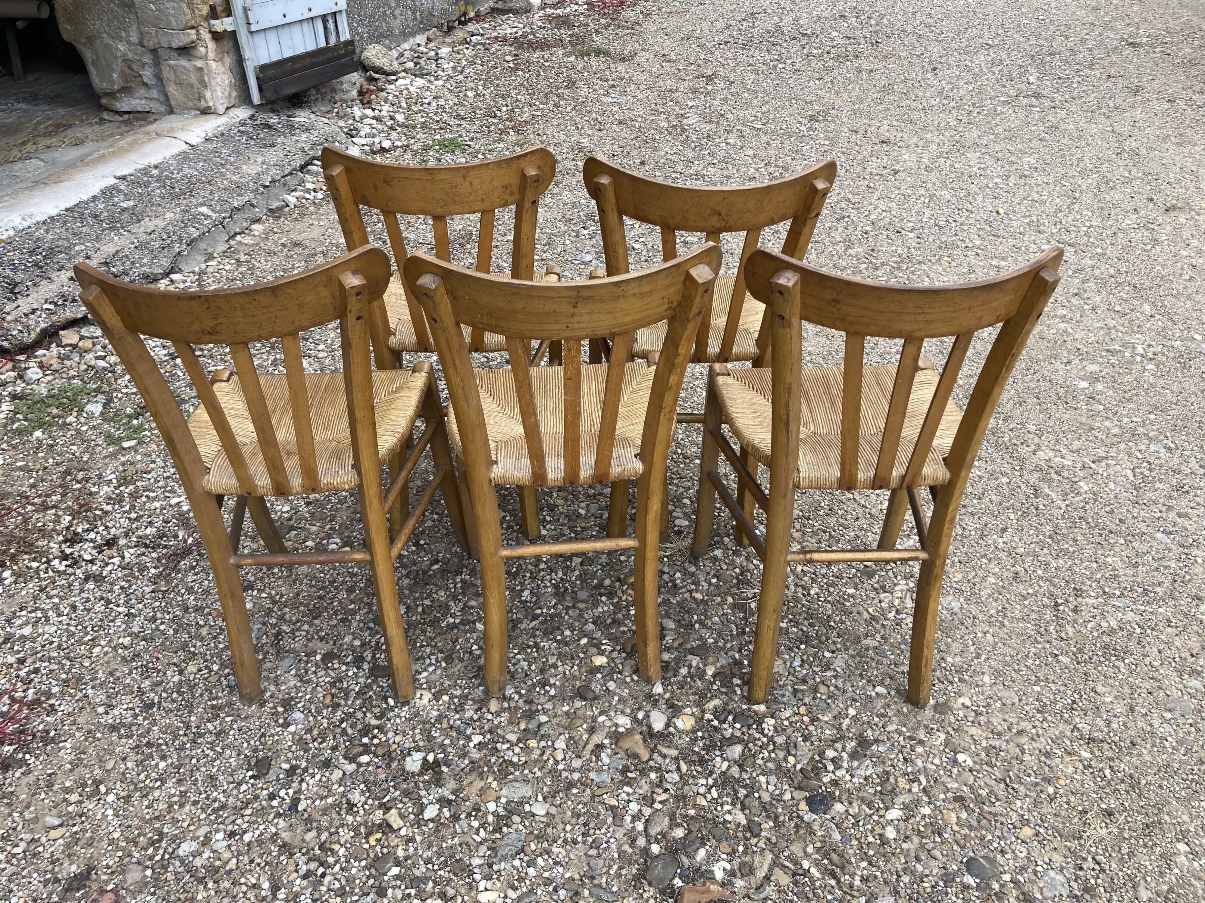 5 mulched bistro chairs