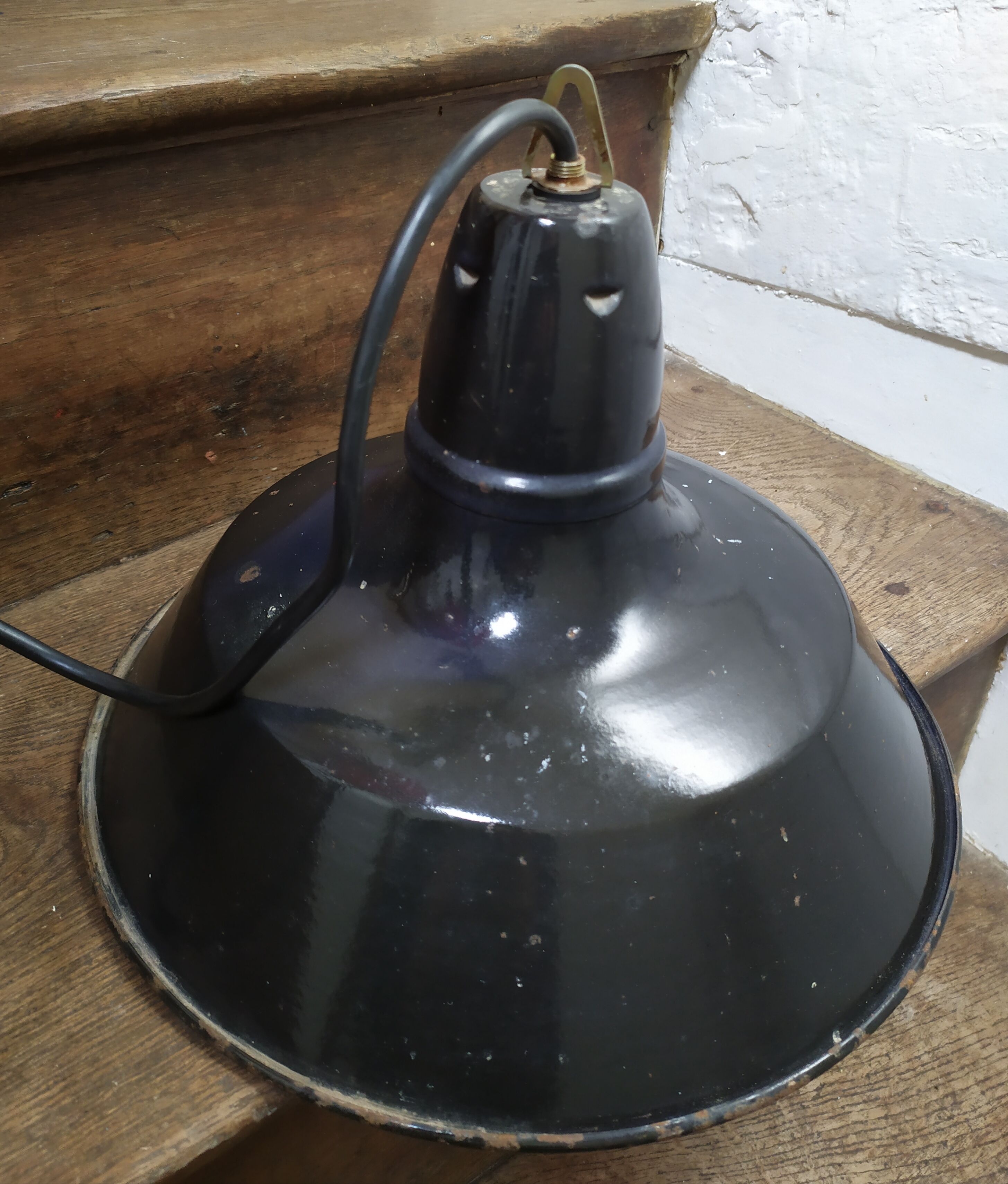 Suspension industrielle en tôle émaillée