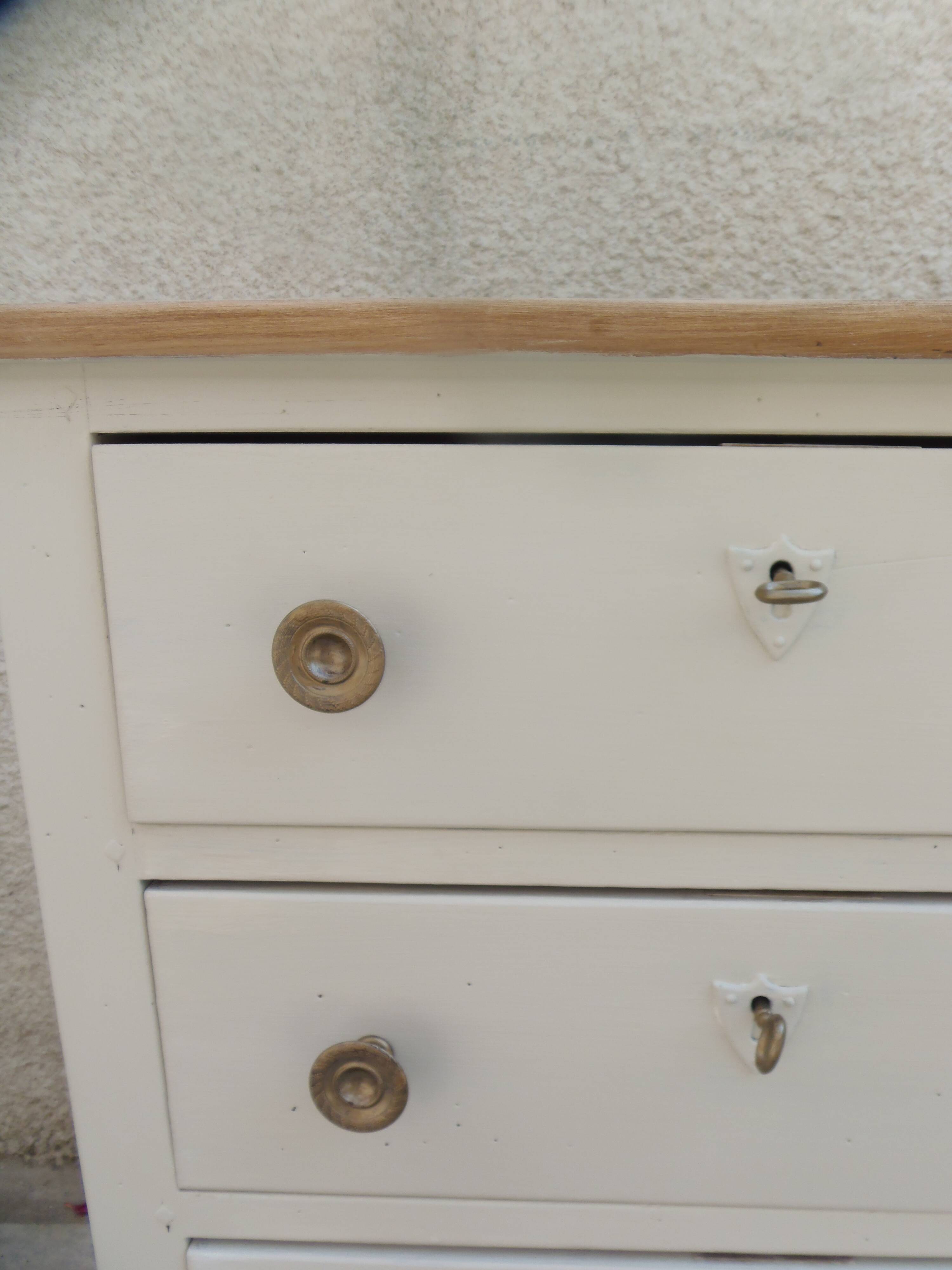 Petite commode classique sublimée en beige, plateau bois.