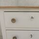 Petite commode classique sublimée en beige, plateau bois.