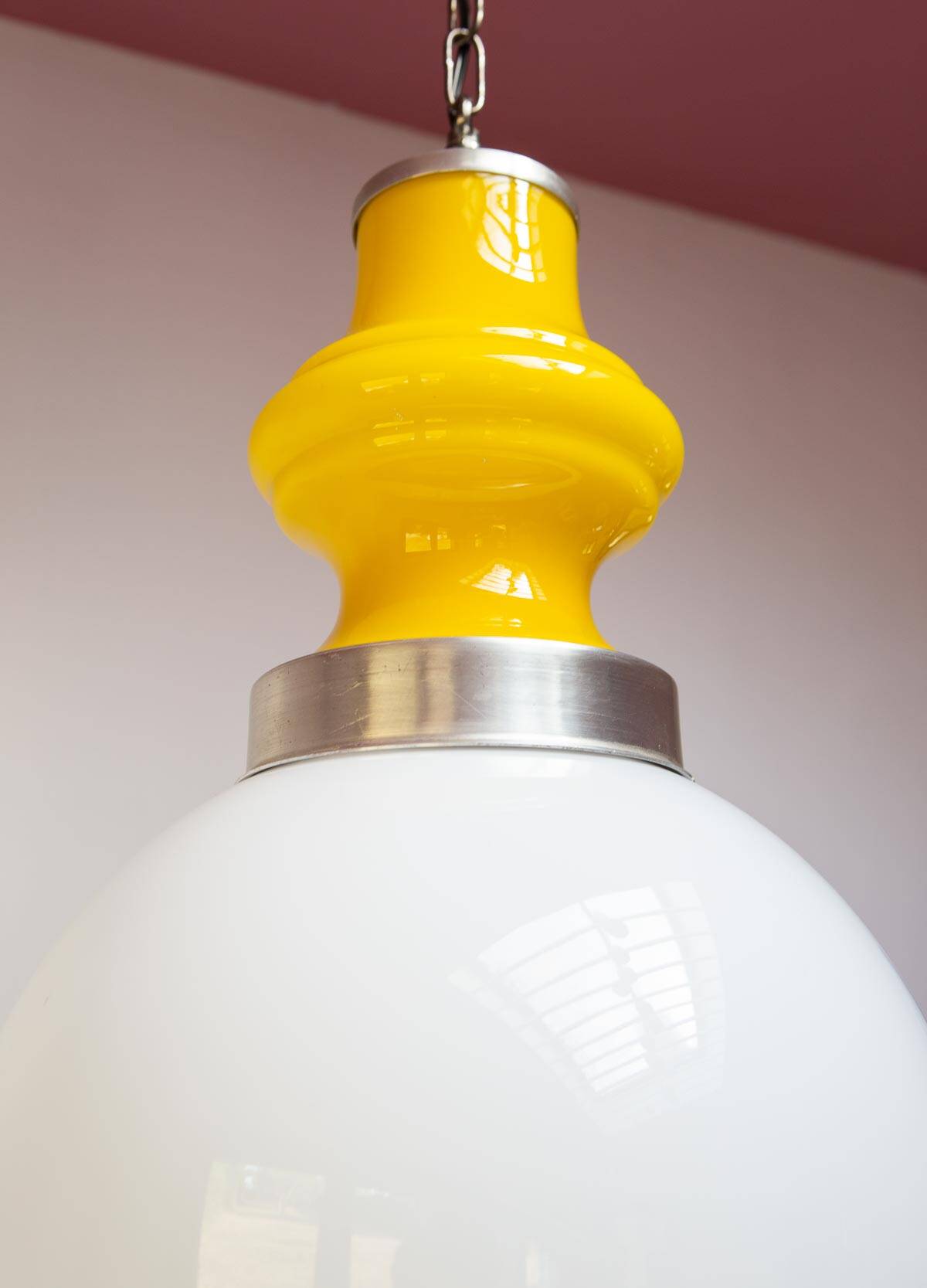 Suspension des années 60 en opaline blanche et jaune (30 cm)
