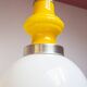 Suspension des années 60 en opaline blanche et jaune (30 cm)