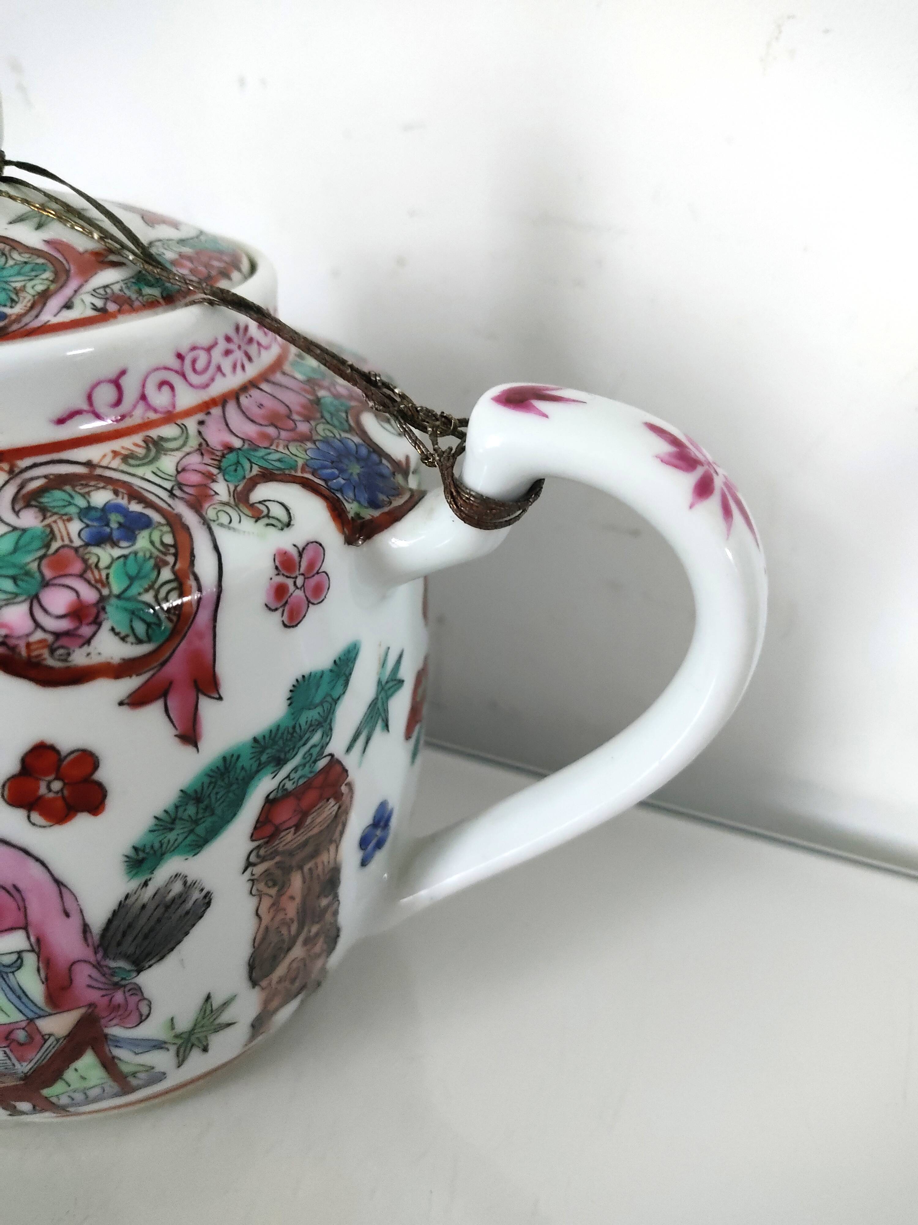 Théière porcelaine chinoise personnages fleurs