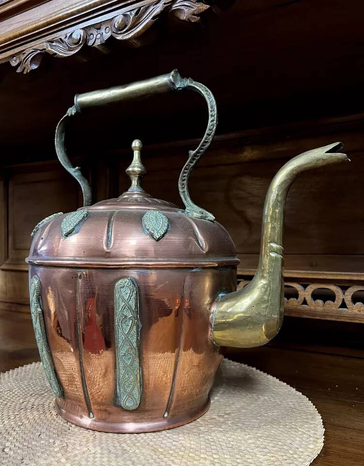 Orientalist kettle in hammered copper, 19th century, pretty shape with chiseled decorations