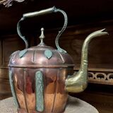 Orientalist kettle in hammered copper, 19th century, pretty shape with chiseled decorations