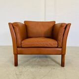 Fauteuil lounge scandinave vintage en cuir cognac, style milieu du siècle
