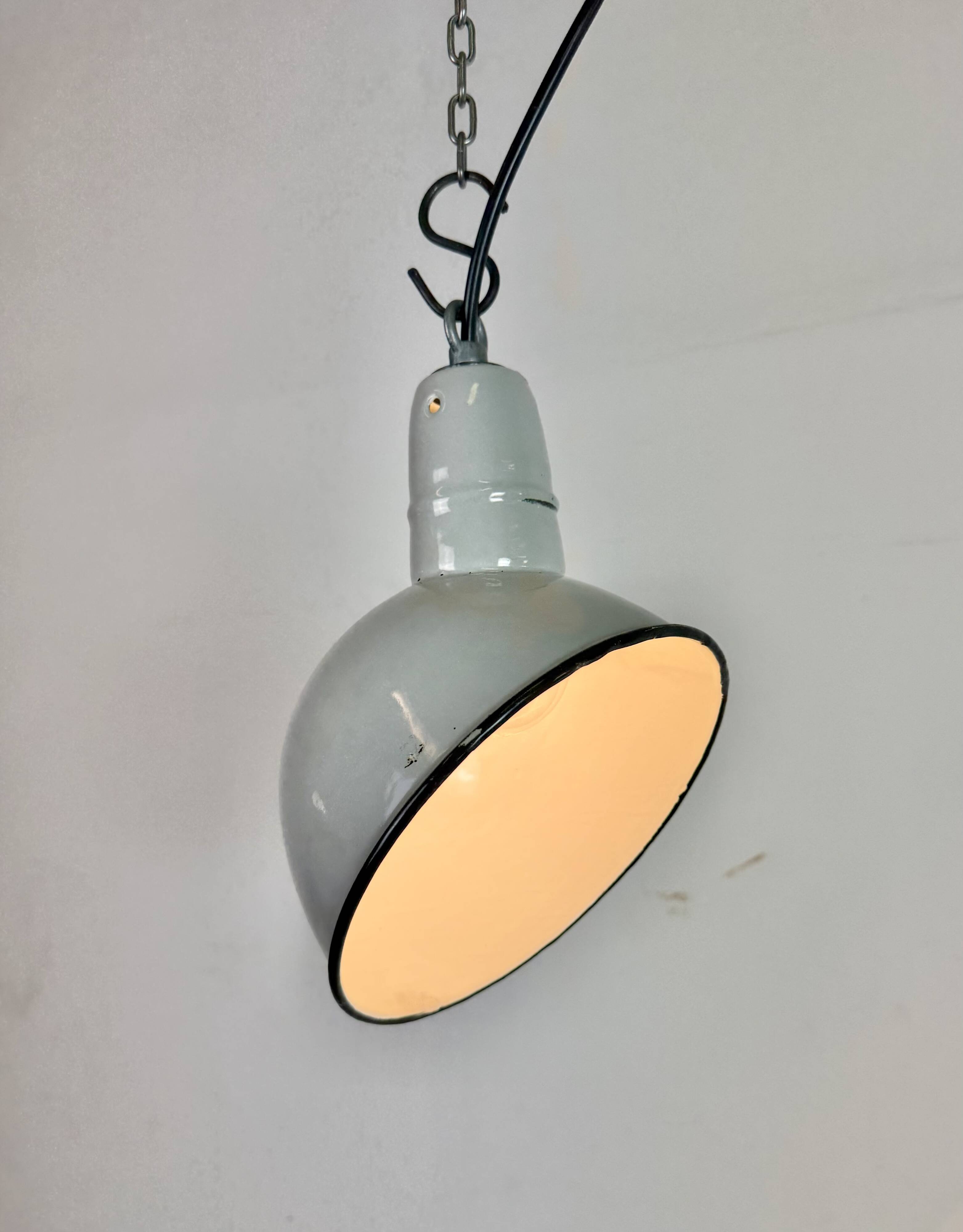 Suspension industrielle en émail gris, années 1960
