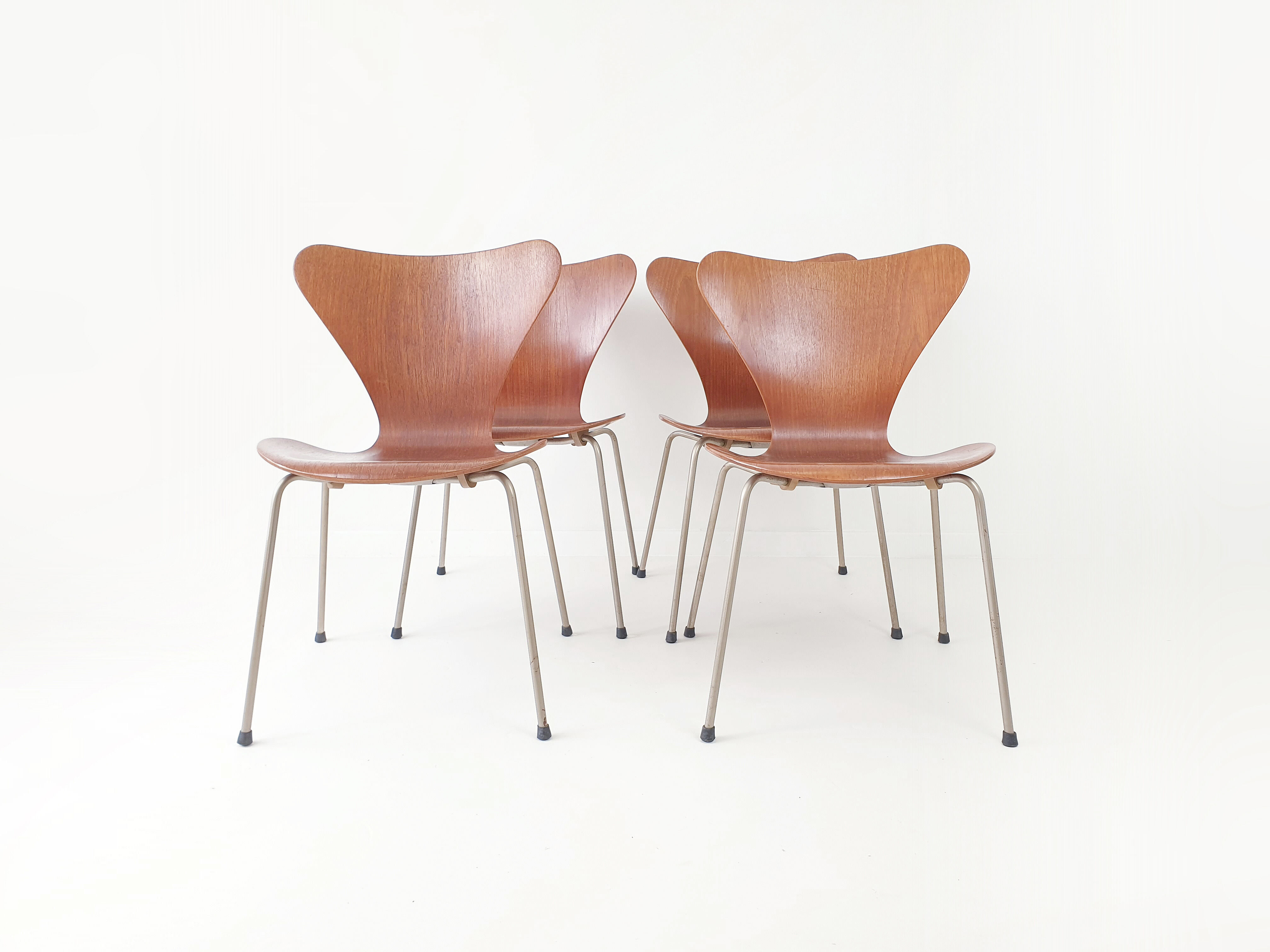 Set of 4 chairs teak by Arne Jacobsen Series 7 3107