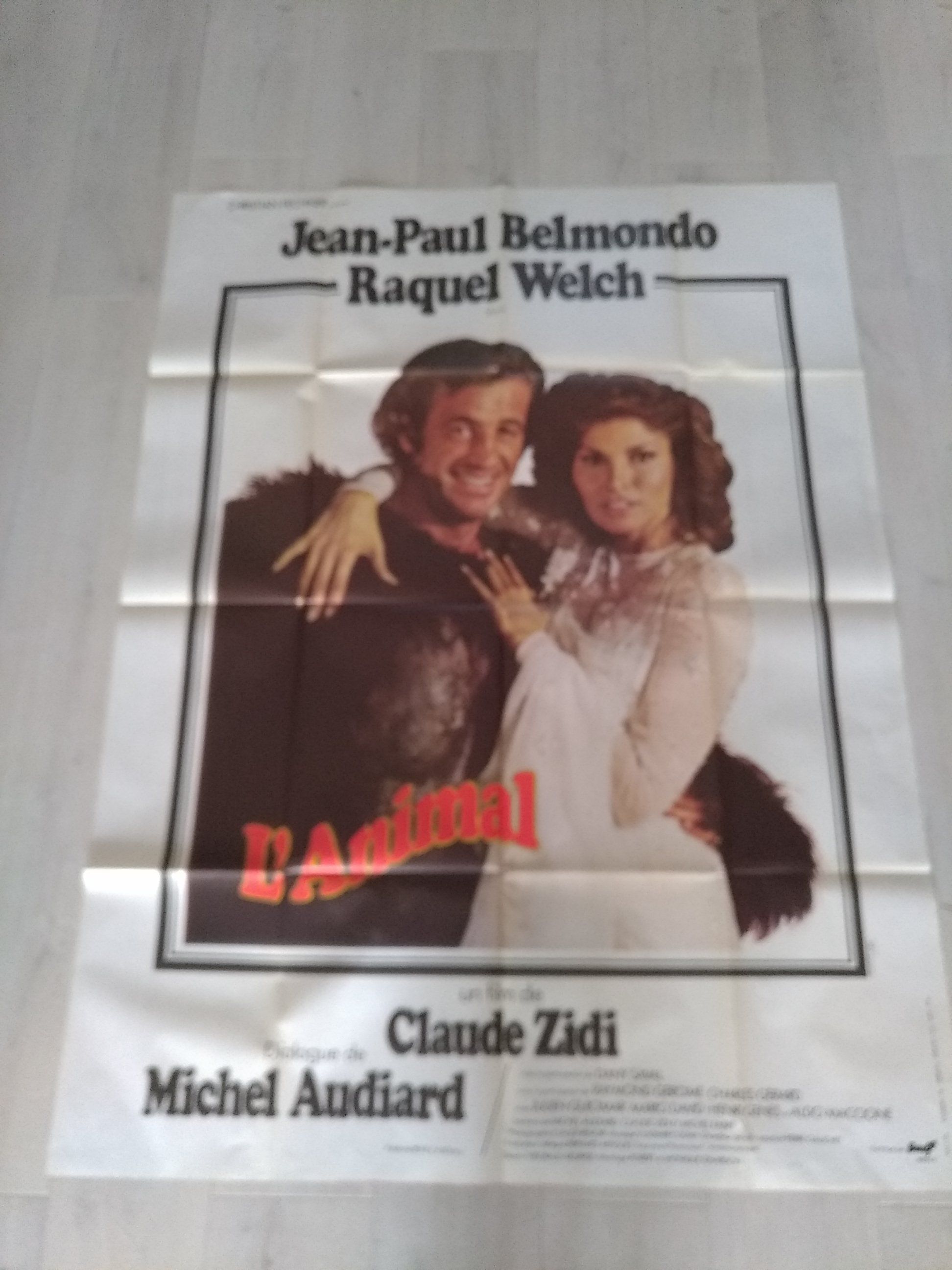An original folded poster L'animal Belmondo Raquel Welch 1977