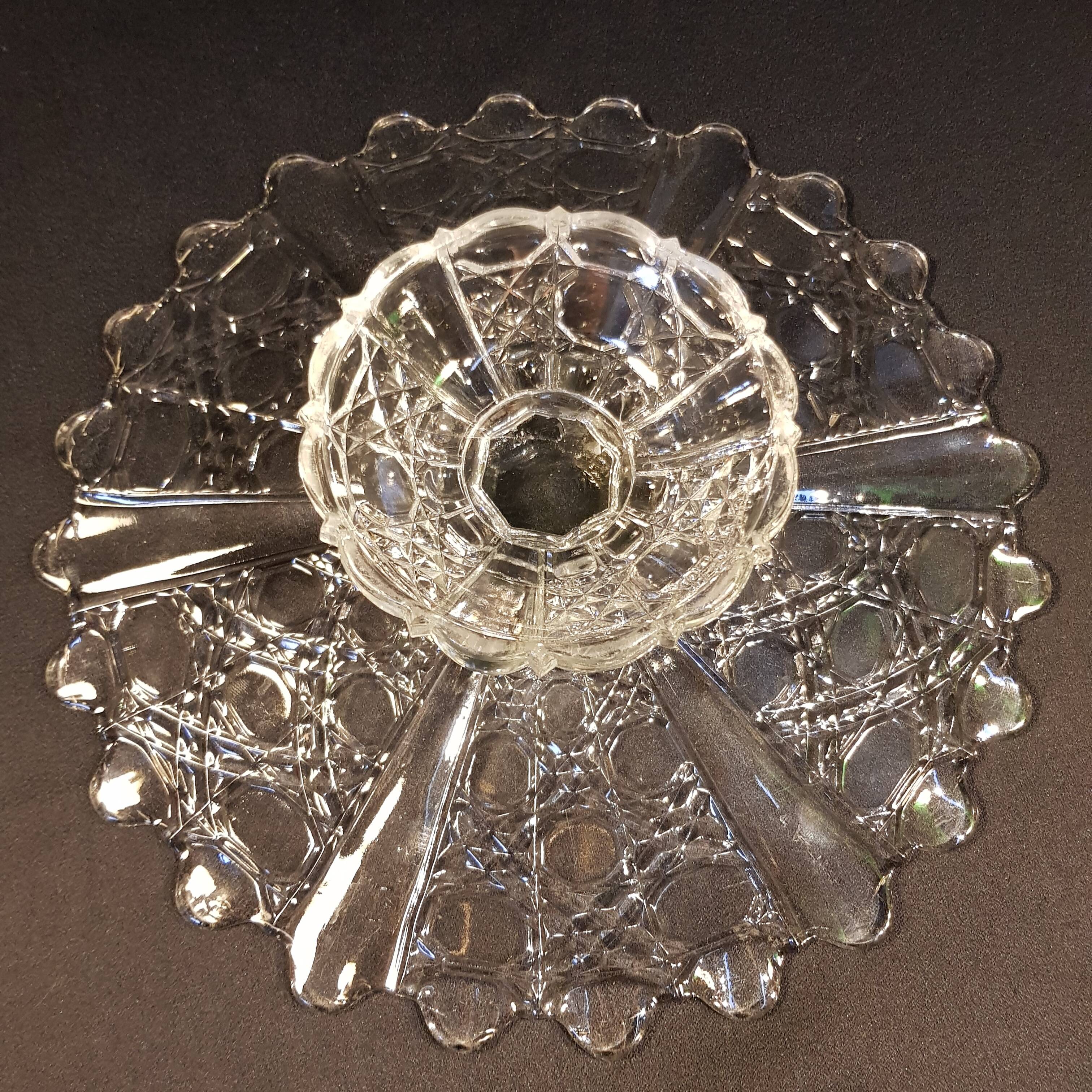 Presentation dish on glass foot