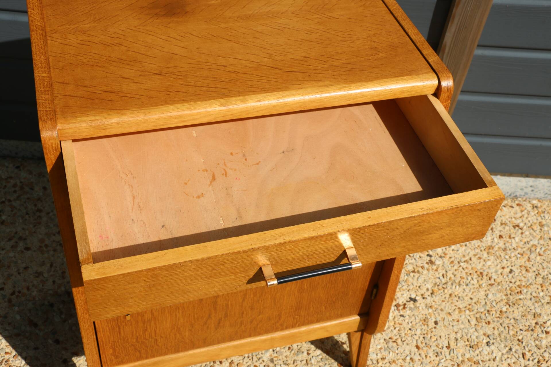 Furniture with 1 door and 1 drawer in light oak.