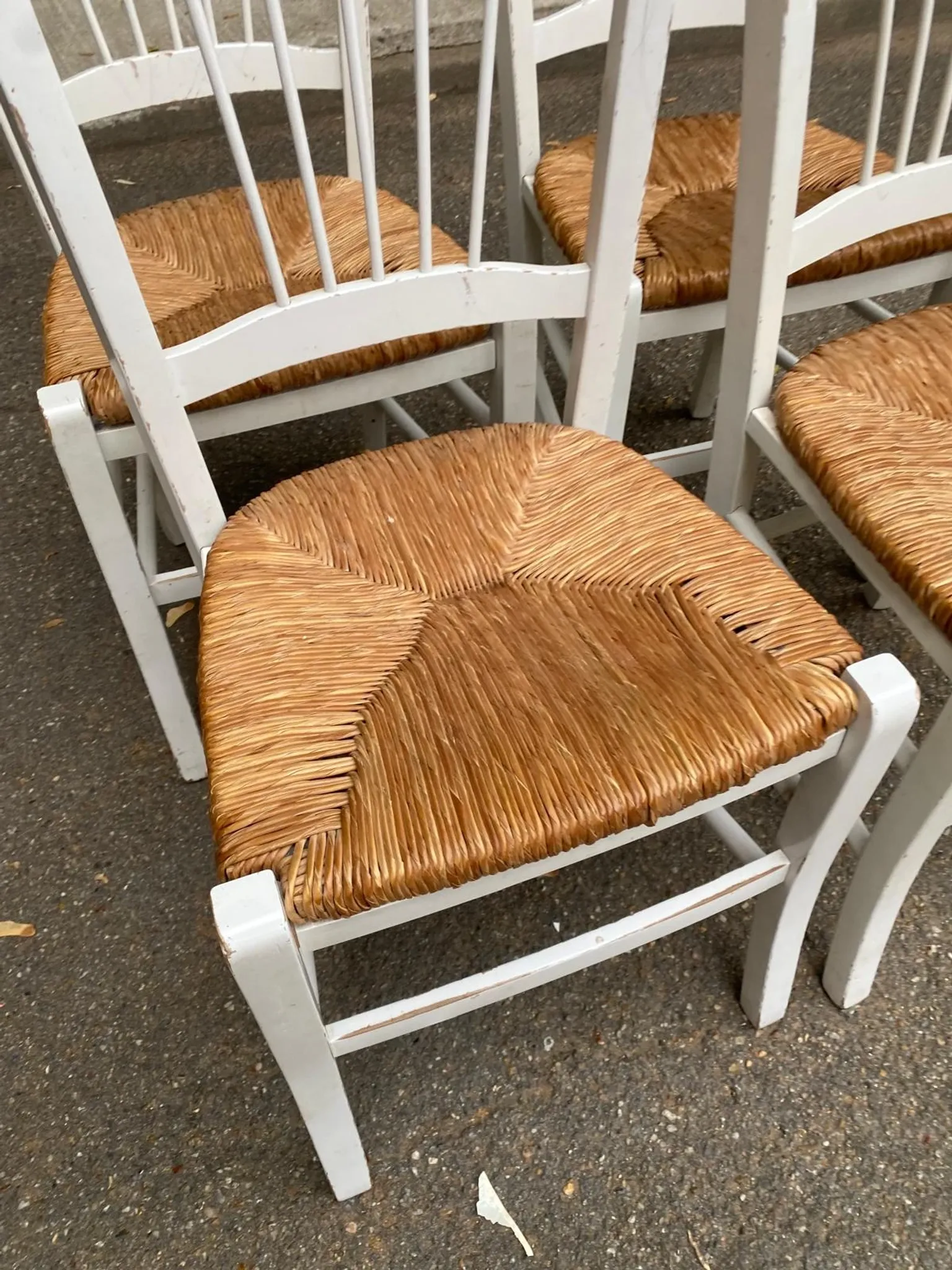 Lot de 4 chaises rustiques en bois blanc & assise paillée