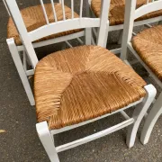 Lot de 4 chaises rustiques en bois blanc & assise paillée