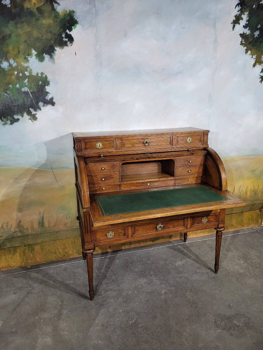 Bureau à cylindre époque Louis XVI en noyer