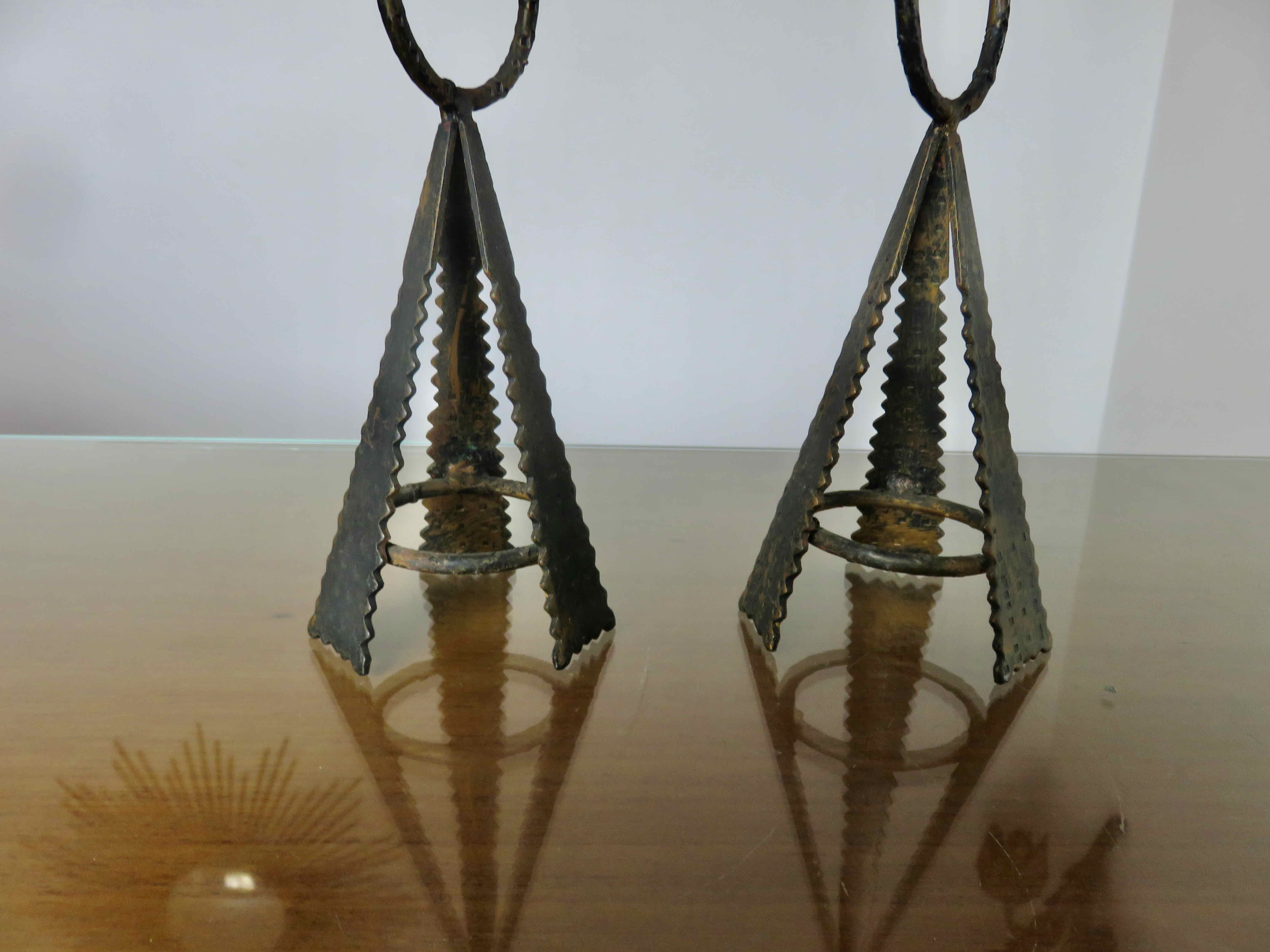 Pair of "brutalist" candlesticks in forged and hammered raw steel 70s