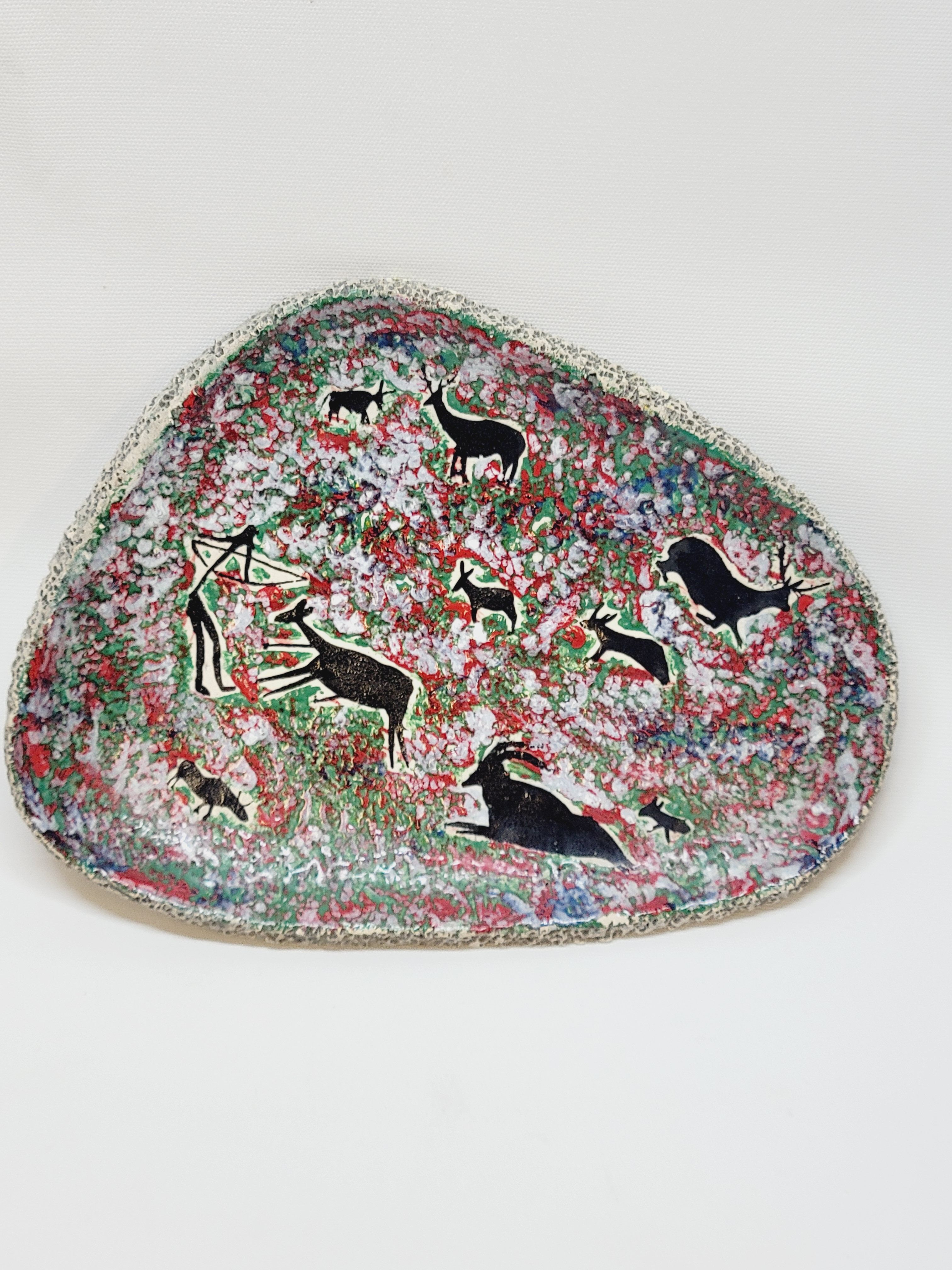 Decorative plate in glazed ceramic plaster? Prehistoric hunting décor
