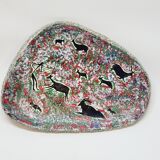 Assiette décorative en céramique émaillée plâtre  décor chasse préhistorique