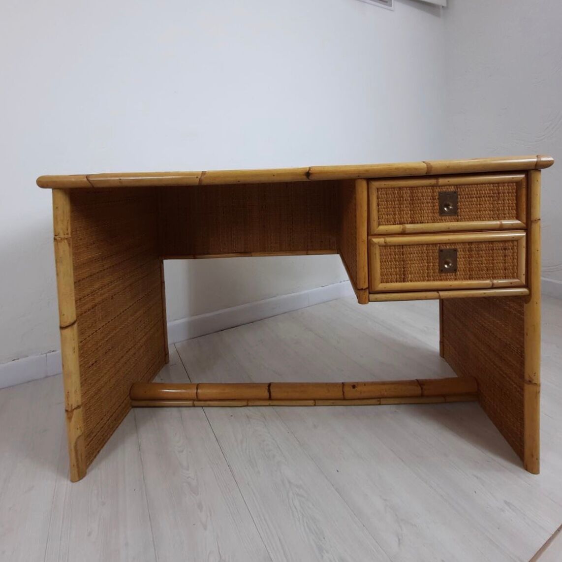 Bureau des années 60, Dal vera, bambou et osier, poignées en laiton