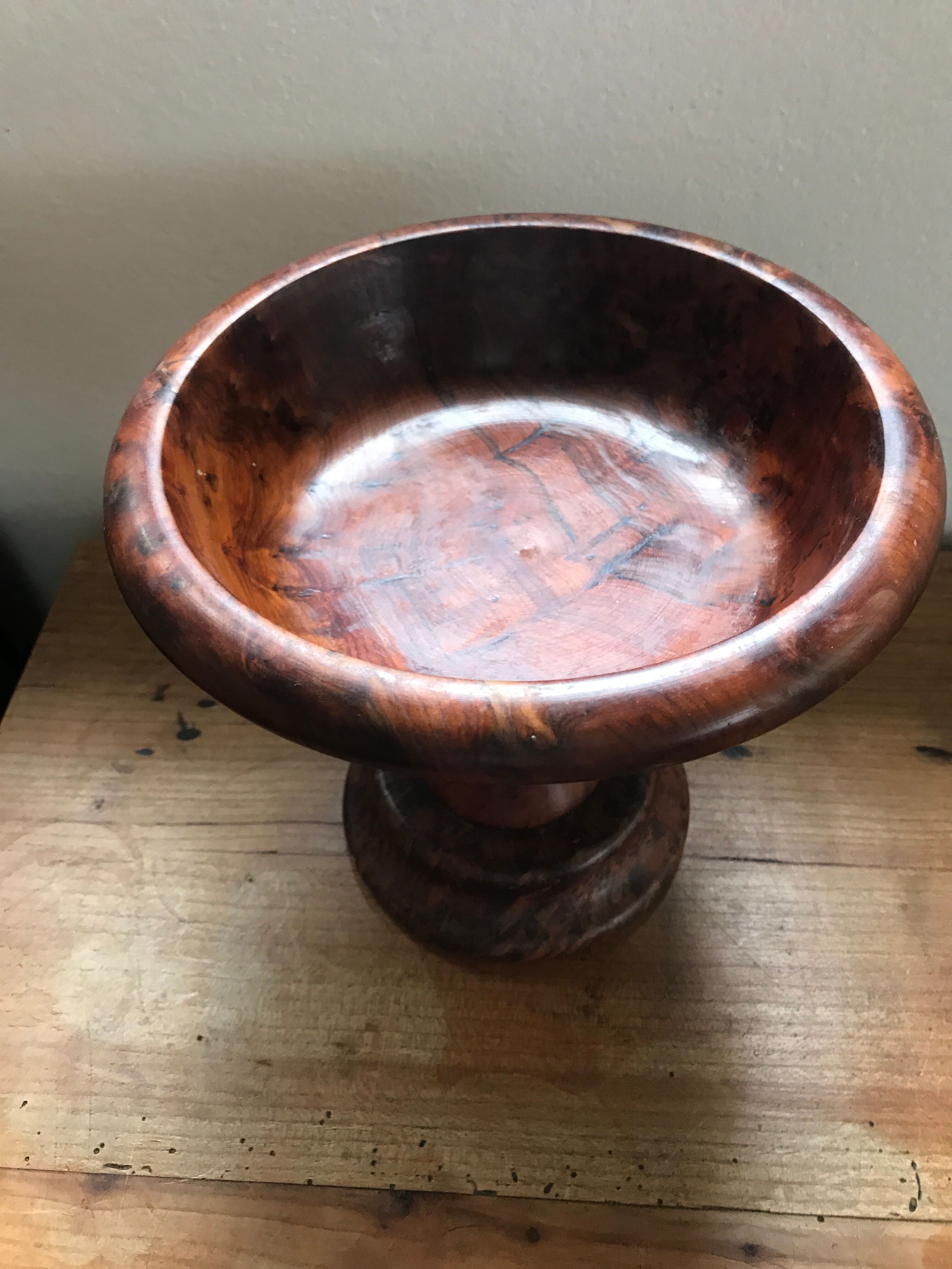 Turned wooden standing cut