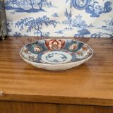 Assiette en porcelaine Imari signée à décor japonisant lacustre et biche, XIXème s.