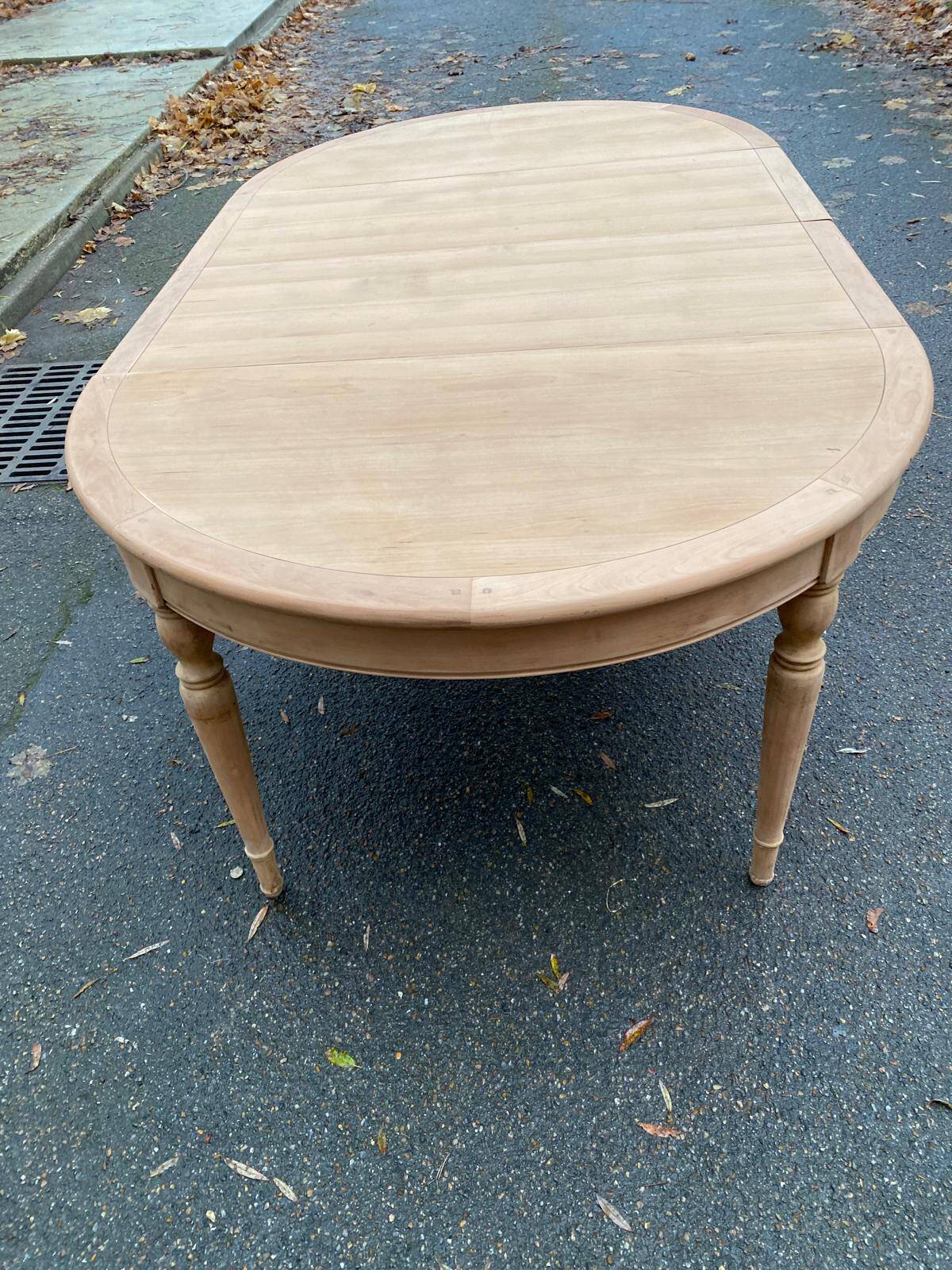 Louis Philippe round extendable dining table, restored, 19th century, 210cm