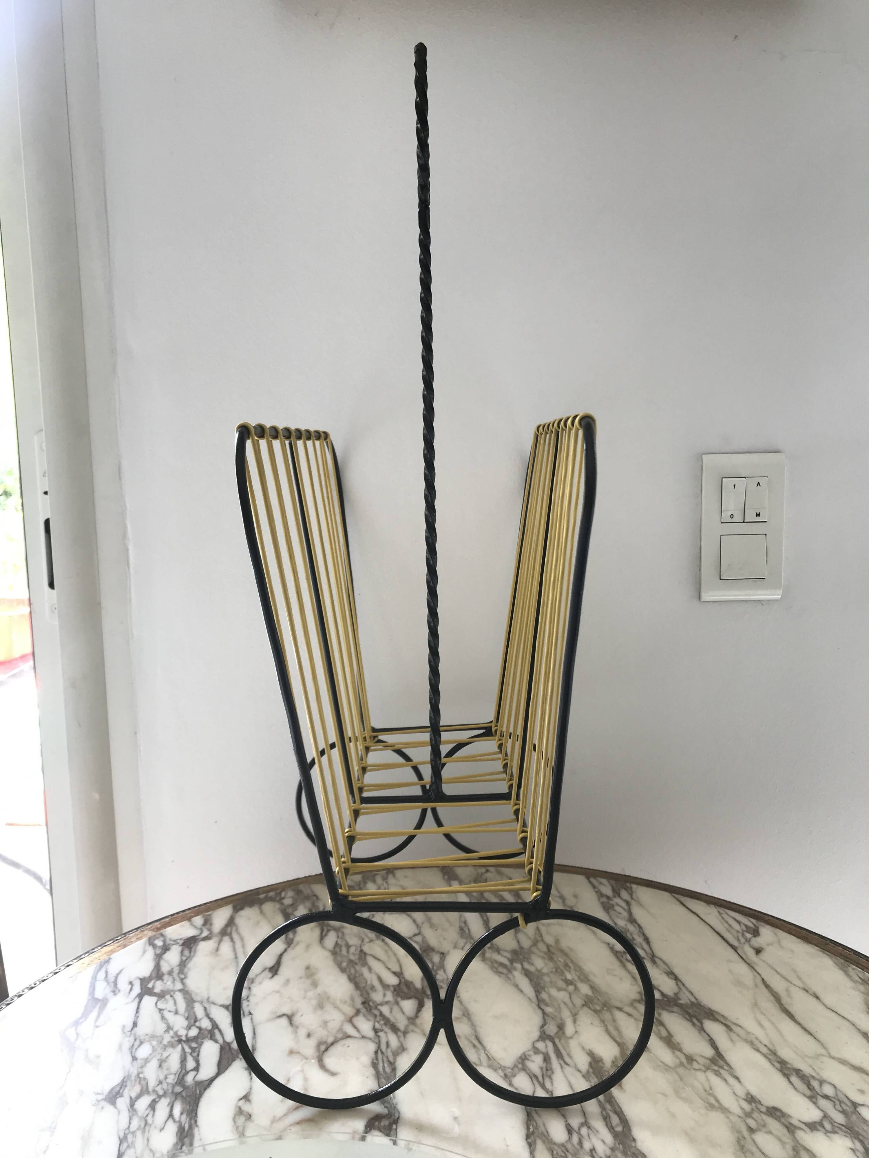 Scoubidou magazine rack