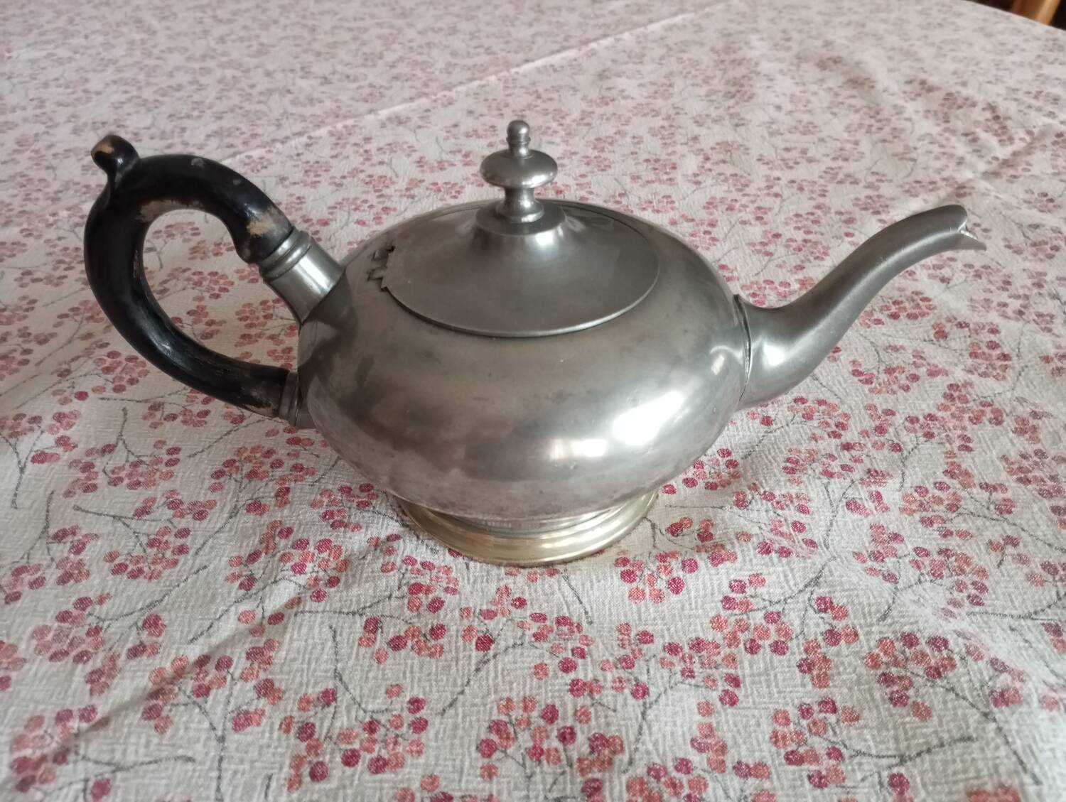 Metal ball teapot