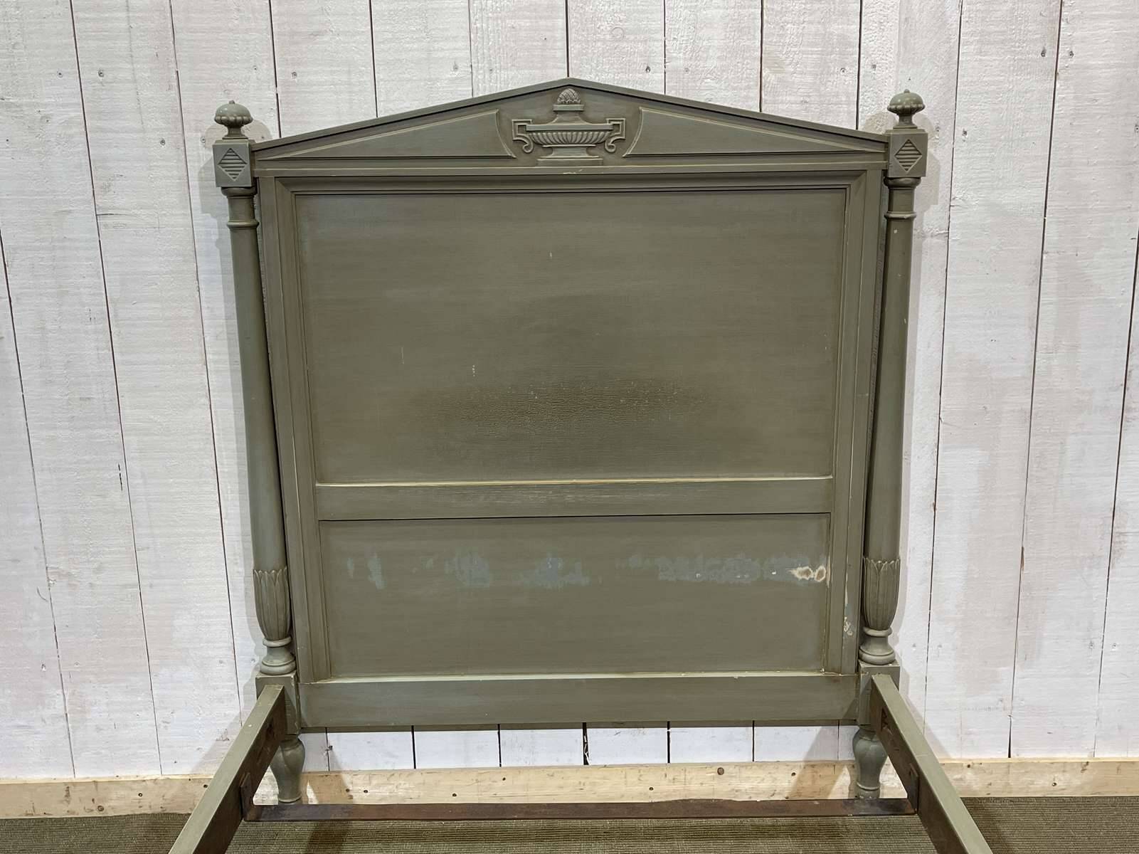 Lit de style Louis XVI début XXème en bois peint