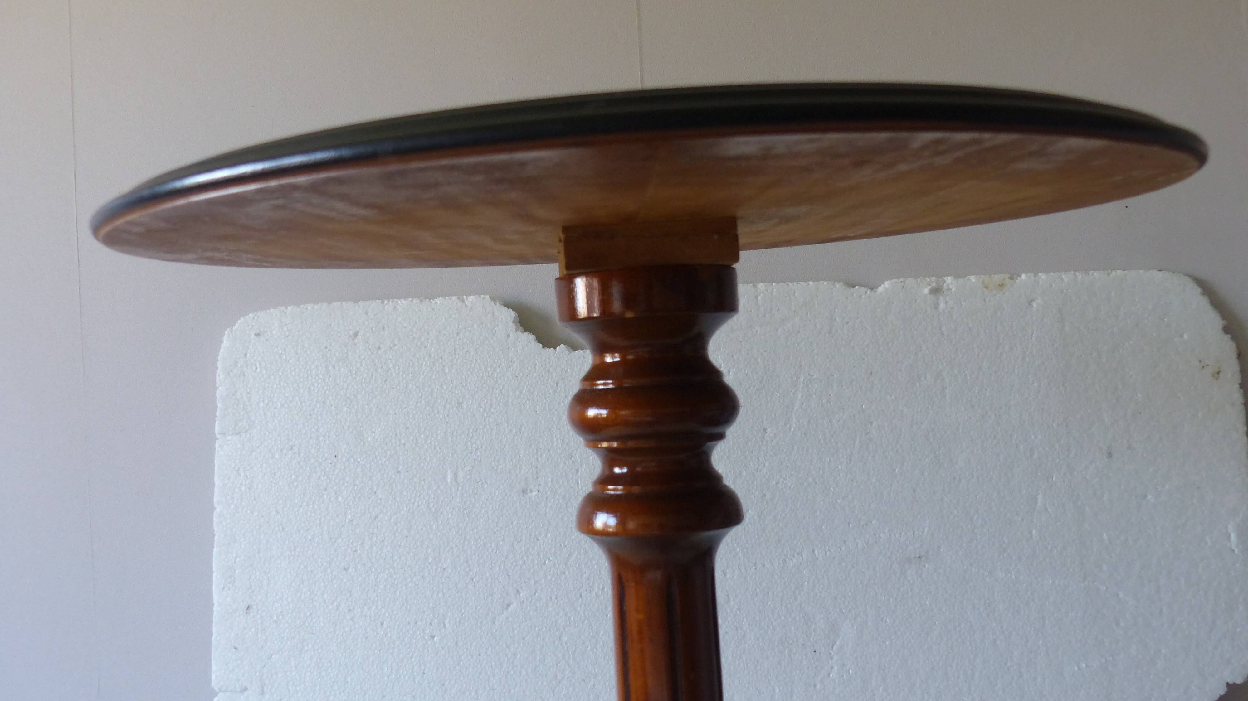 Oval pedestal table