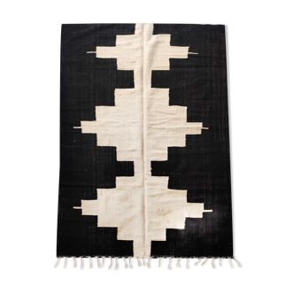 Tapis kilim berbère marocain écru à motifs graphiques noirs 300x194cm
