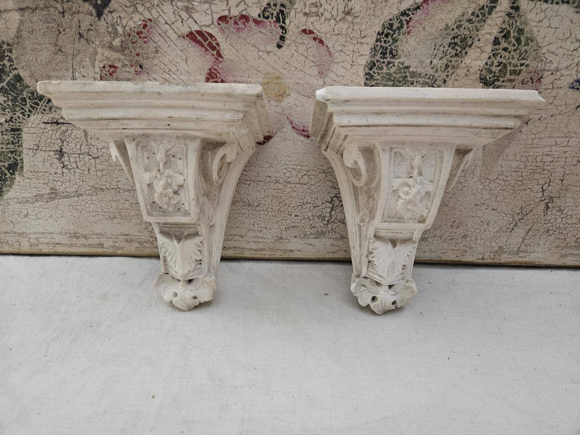 Pair of plaster wall brackets - Shelves