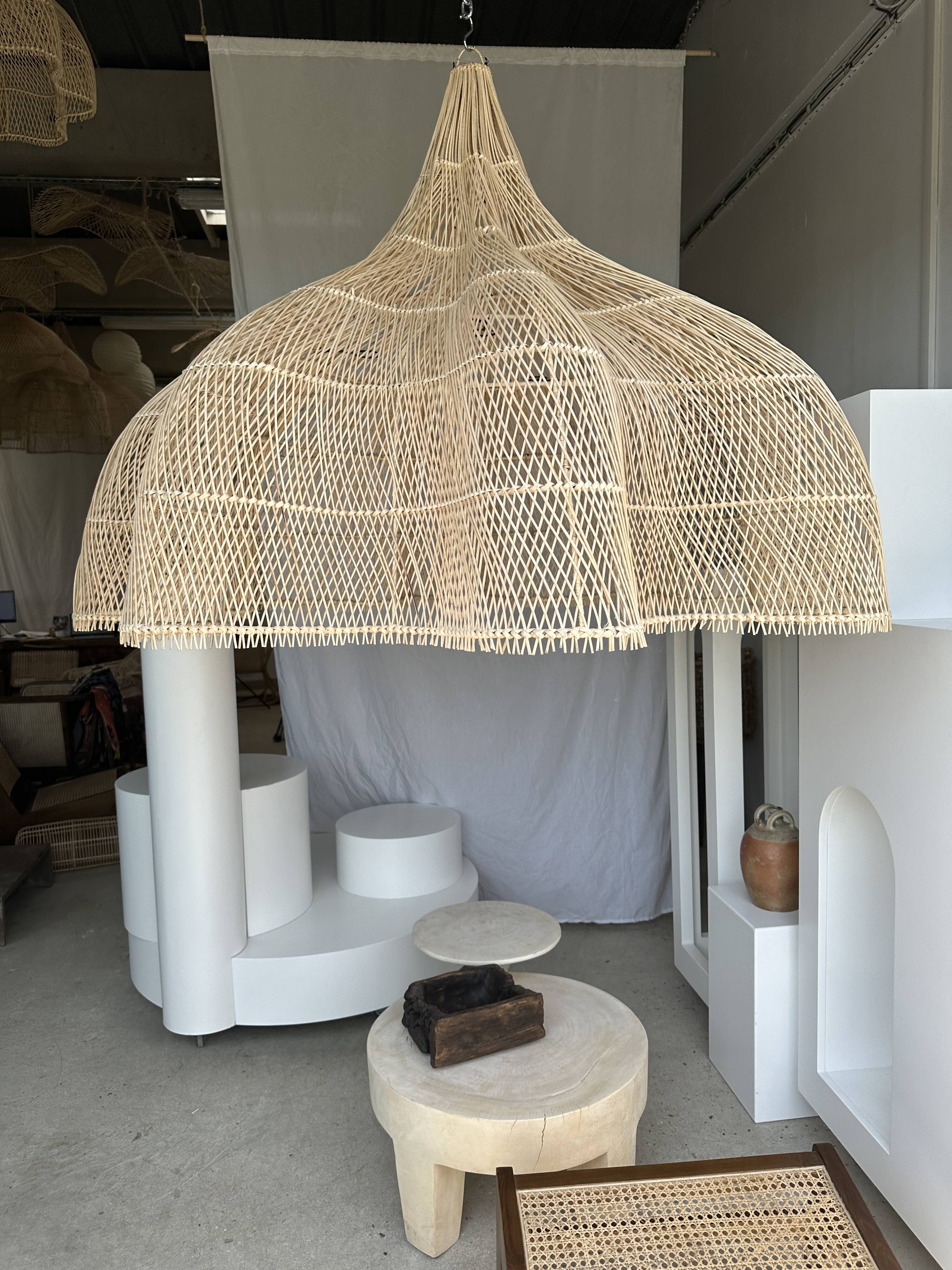 Immense rattan suspension in the shape of a flower, tulip, corolla H1m D1m50