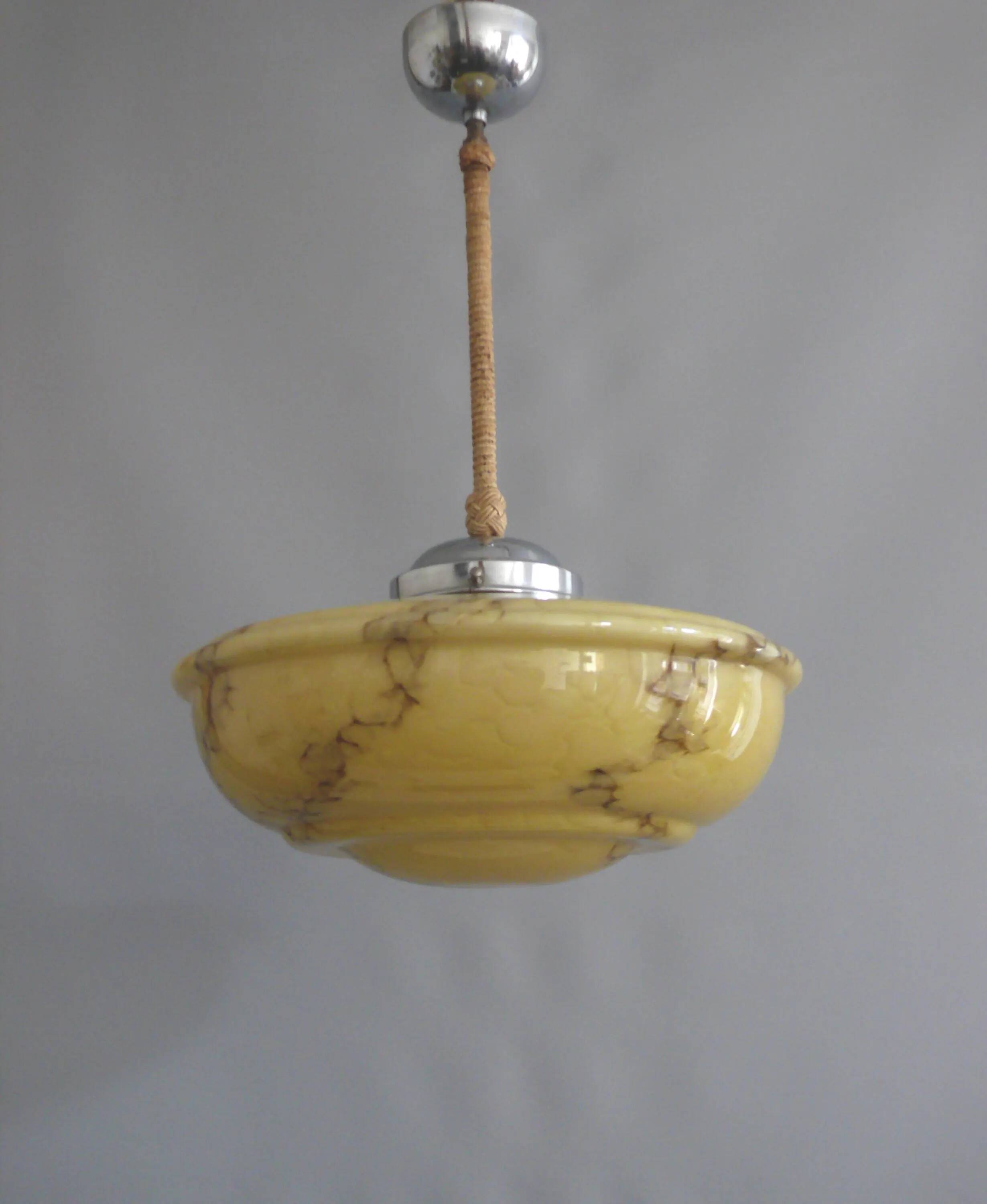 Suspension Art Déco, lampe suspendue avec abat-jour en verre beige et suspension chromée - vers 1930-1940
