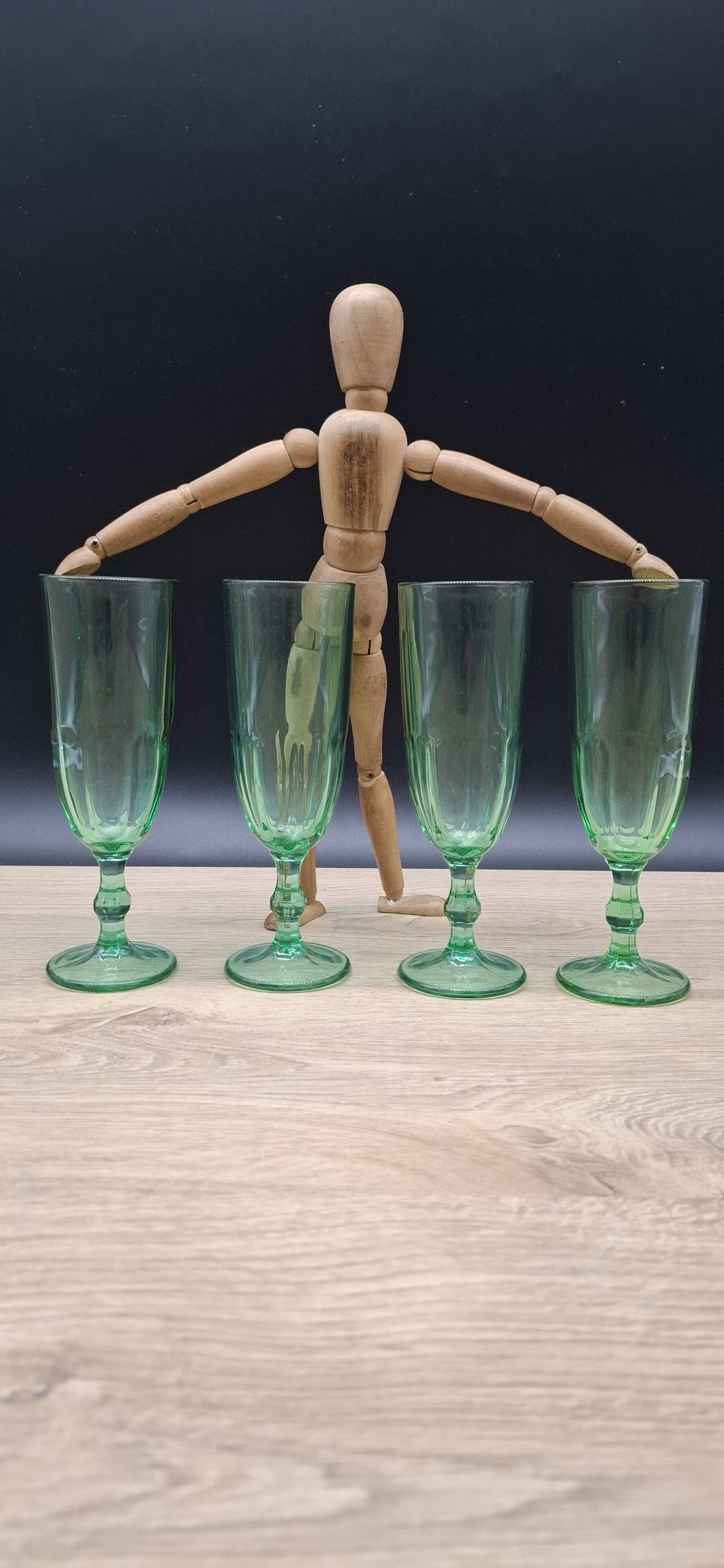 Set of 4 green Luminarc flutes