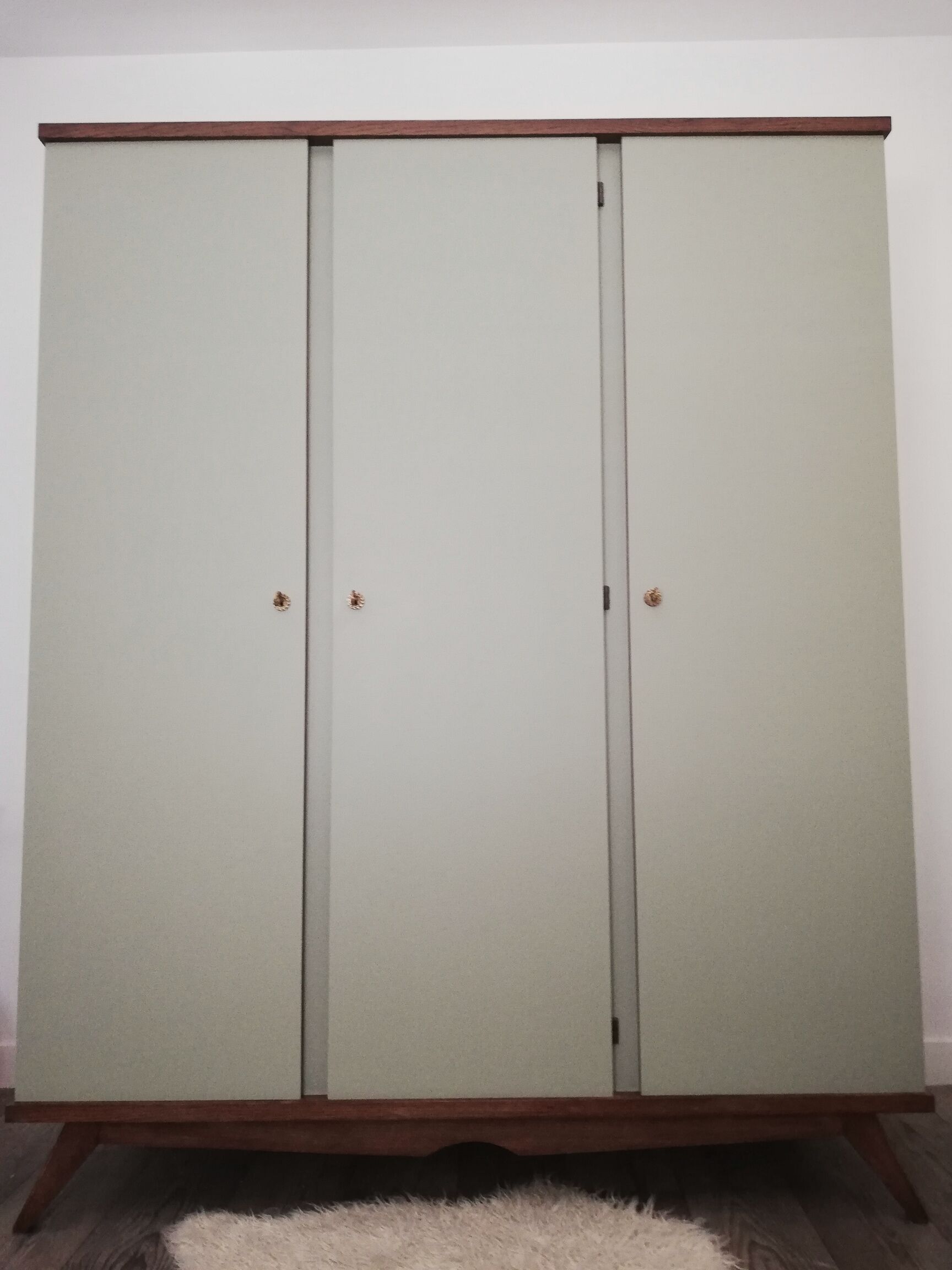 Armoire années 50 chêne et kaki clair