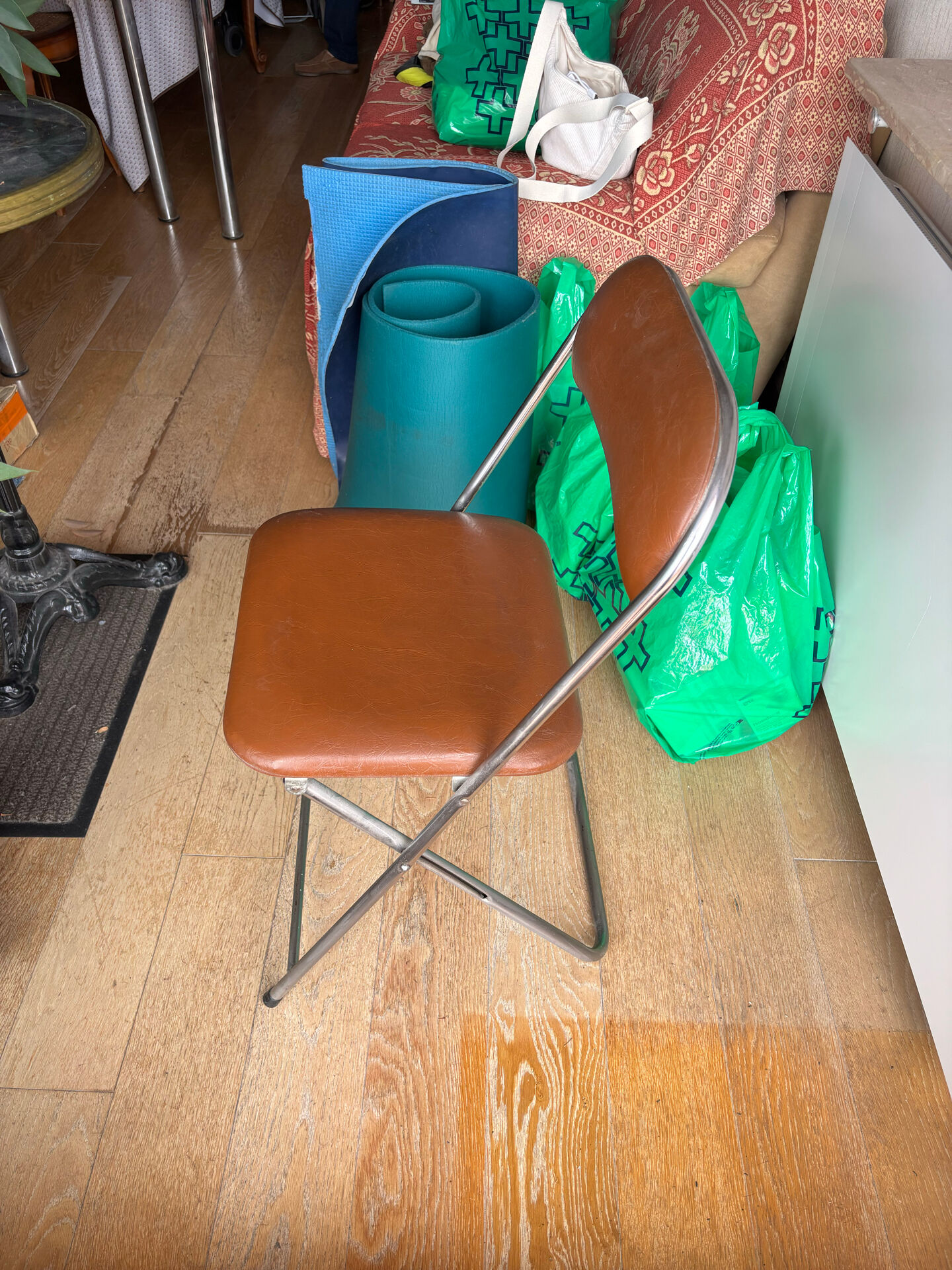 Brown folding chair in vinyl and steel