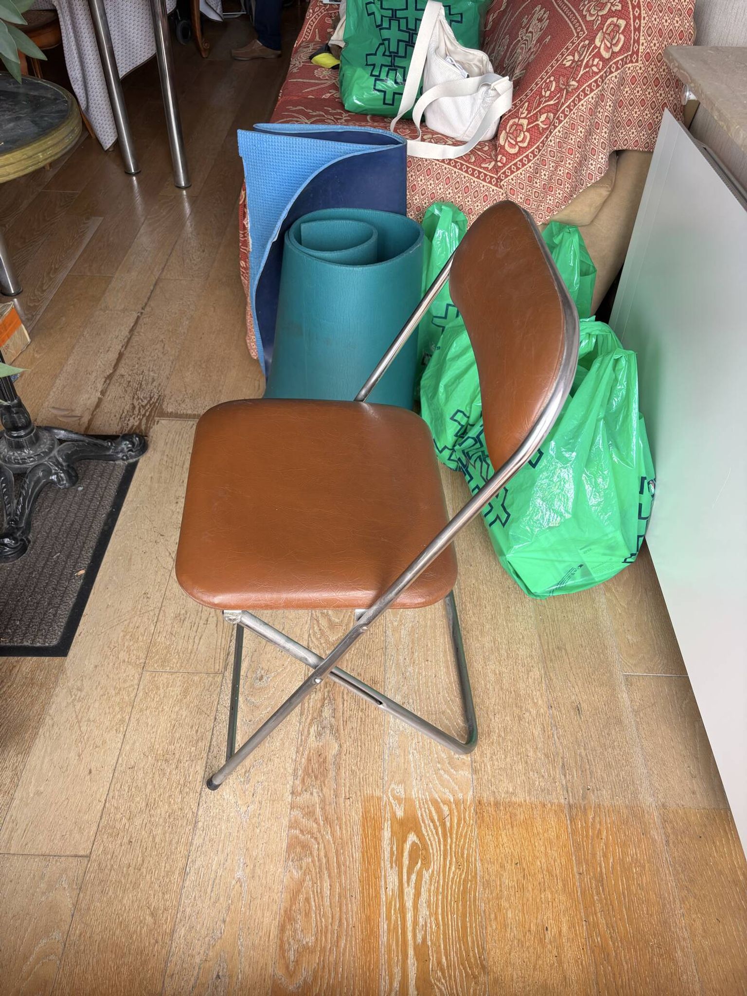 Brown folding chair in vinyl and steel