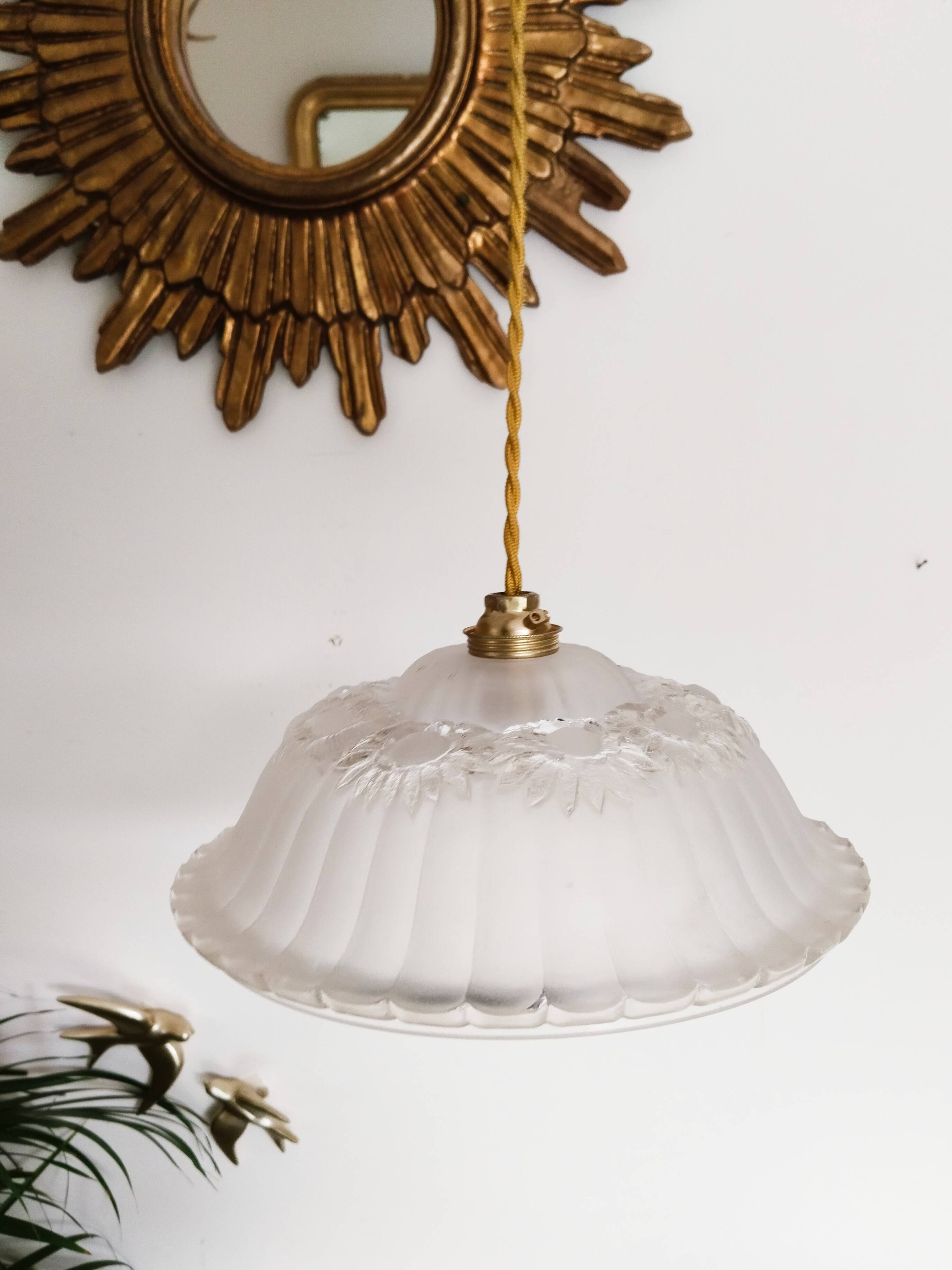 Suspension lustre , luminaire vintage en verre givré
