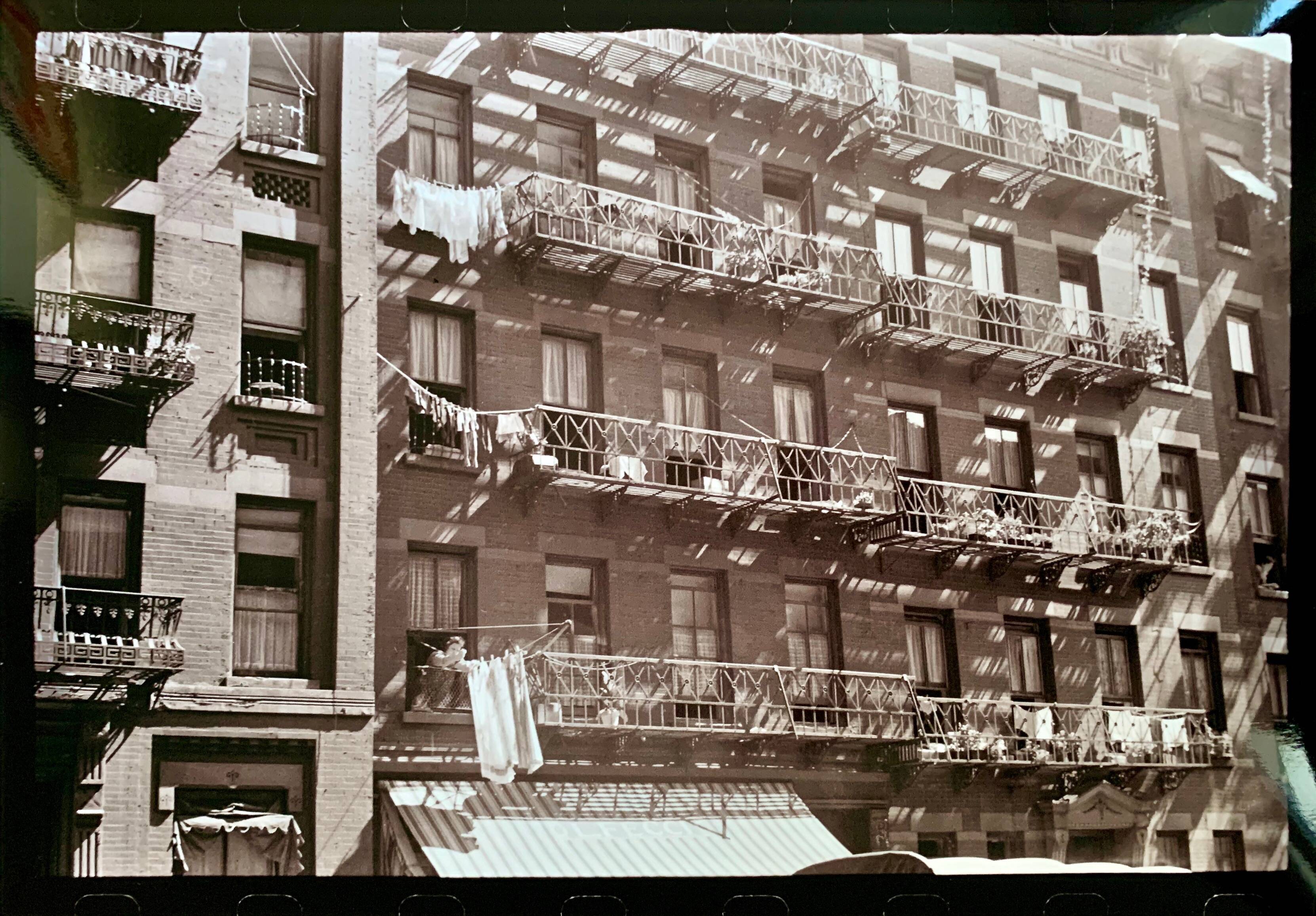 Typical urban façade of 1930s New York — The soul of old Manhattan