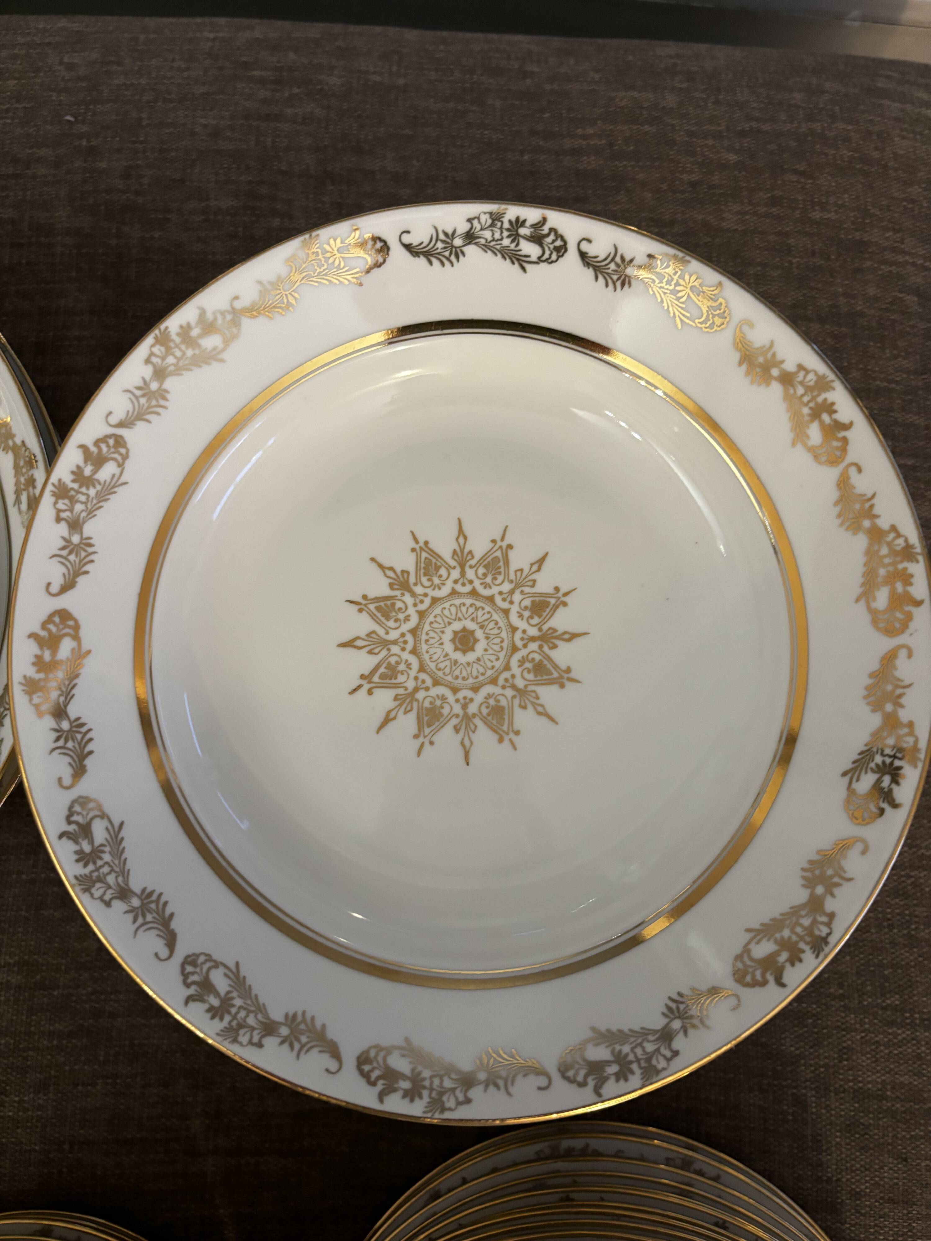 Magnifique service en porcelaine blanche et doree