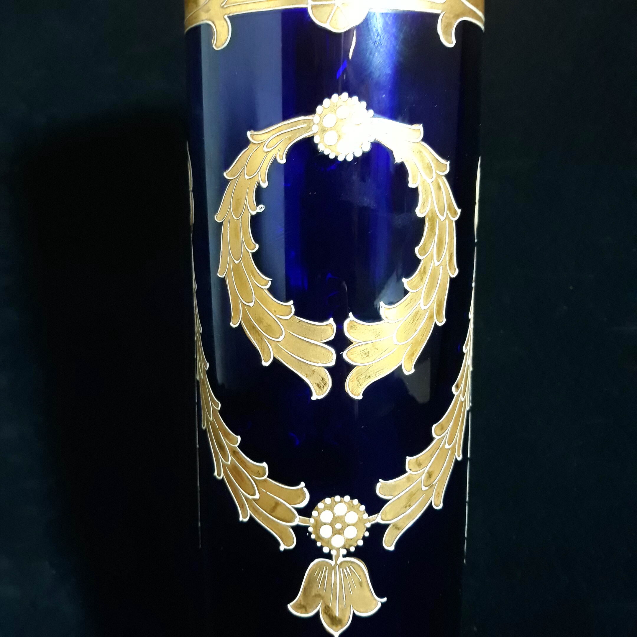Vase Jugendstil en bleu cobalt avec guirlandes en email doré
