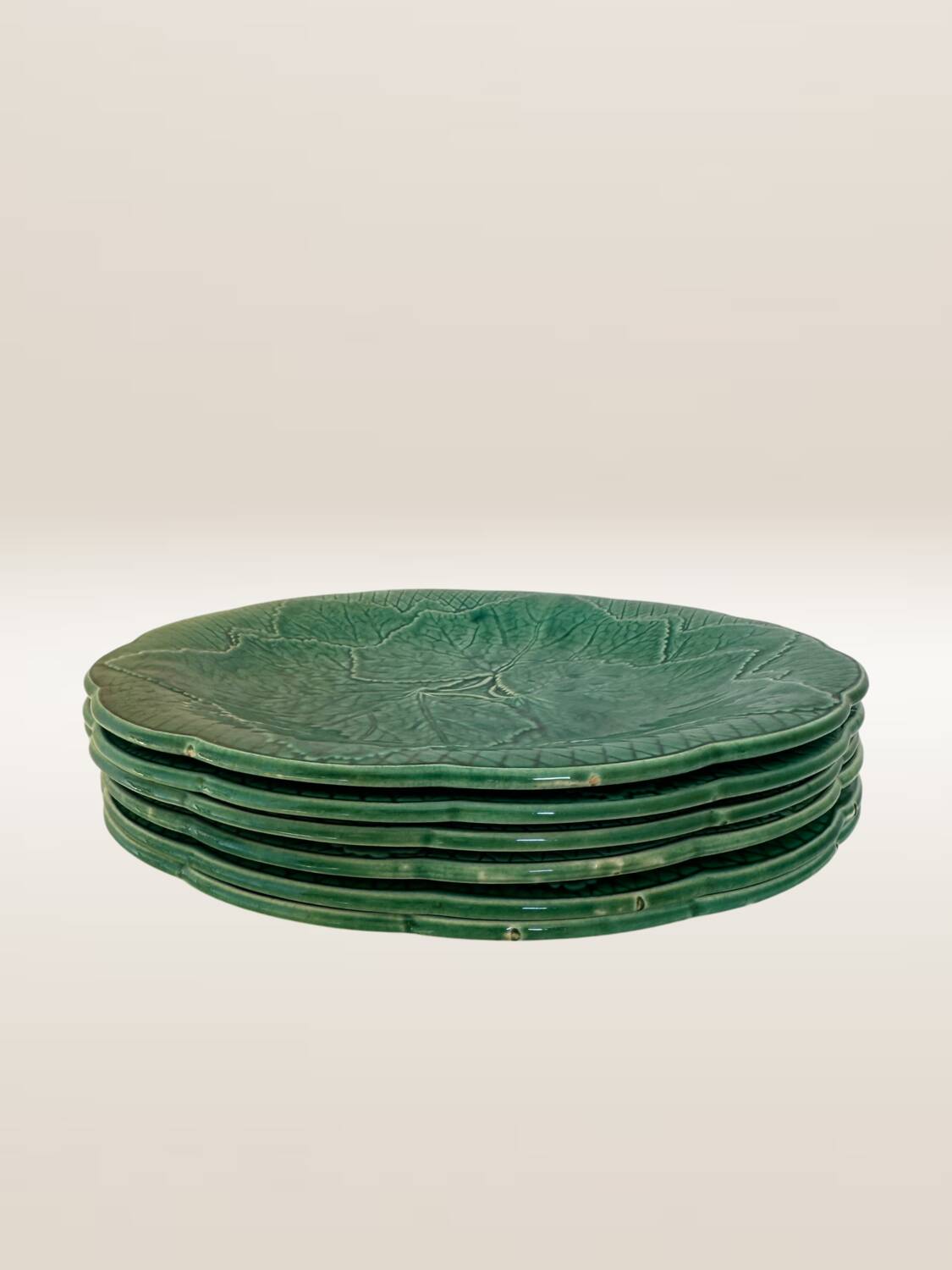 Set of 6 green earthenware dessert plates, vine leaf pattern.