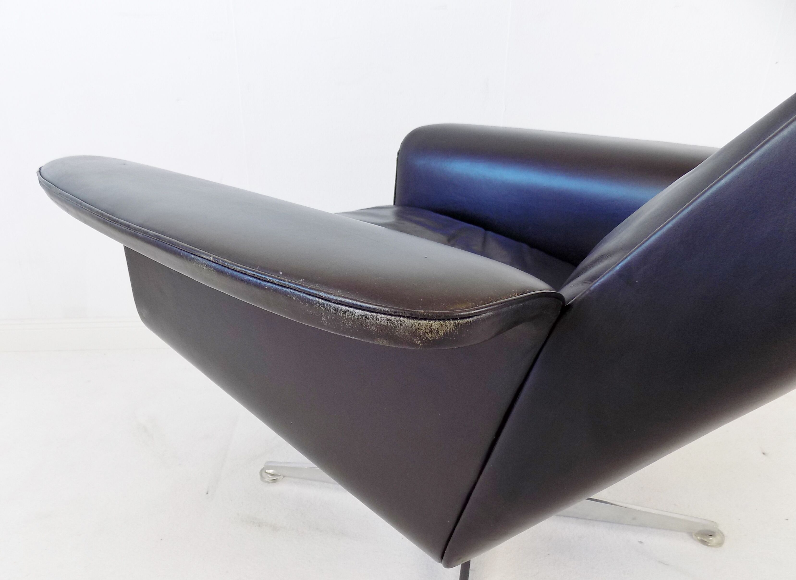Fauteuil Kaufeld Siesta 62 en cuir noir par Jacques Brule