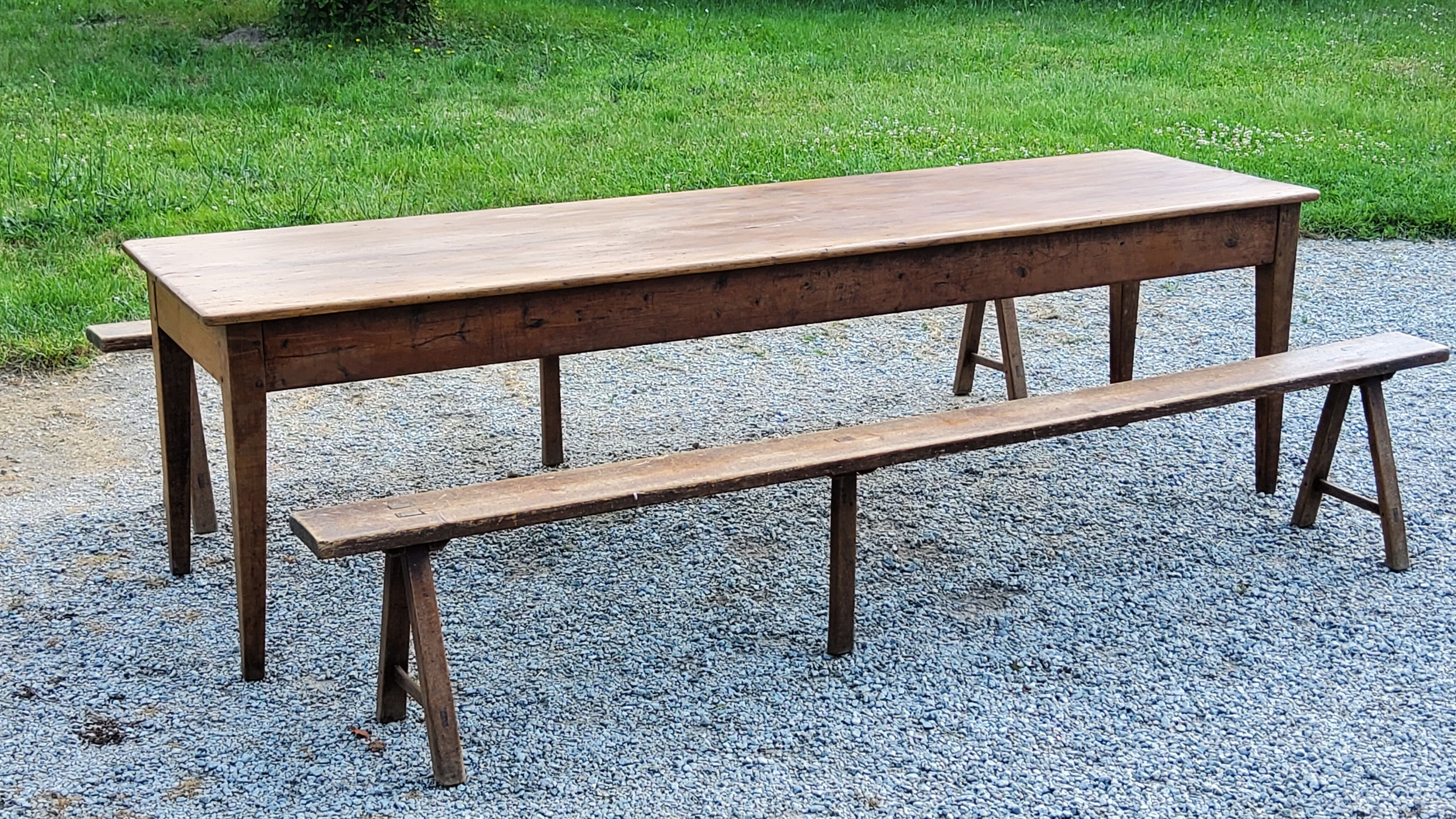 Farm table nineteenth century feet spindles 251cm and its 2 benches