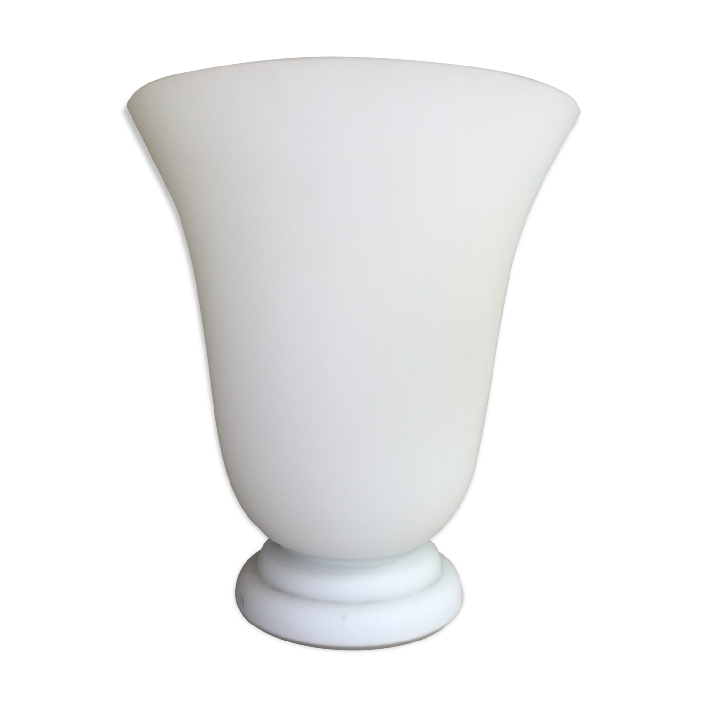 Is a vintage lamp art deco opaline