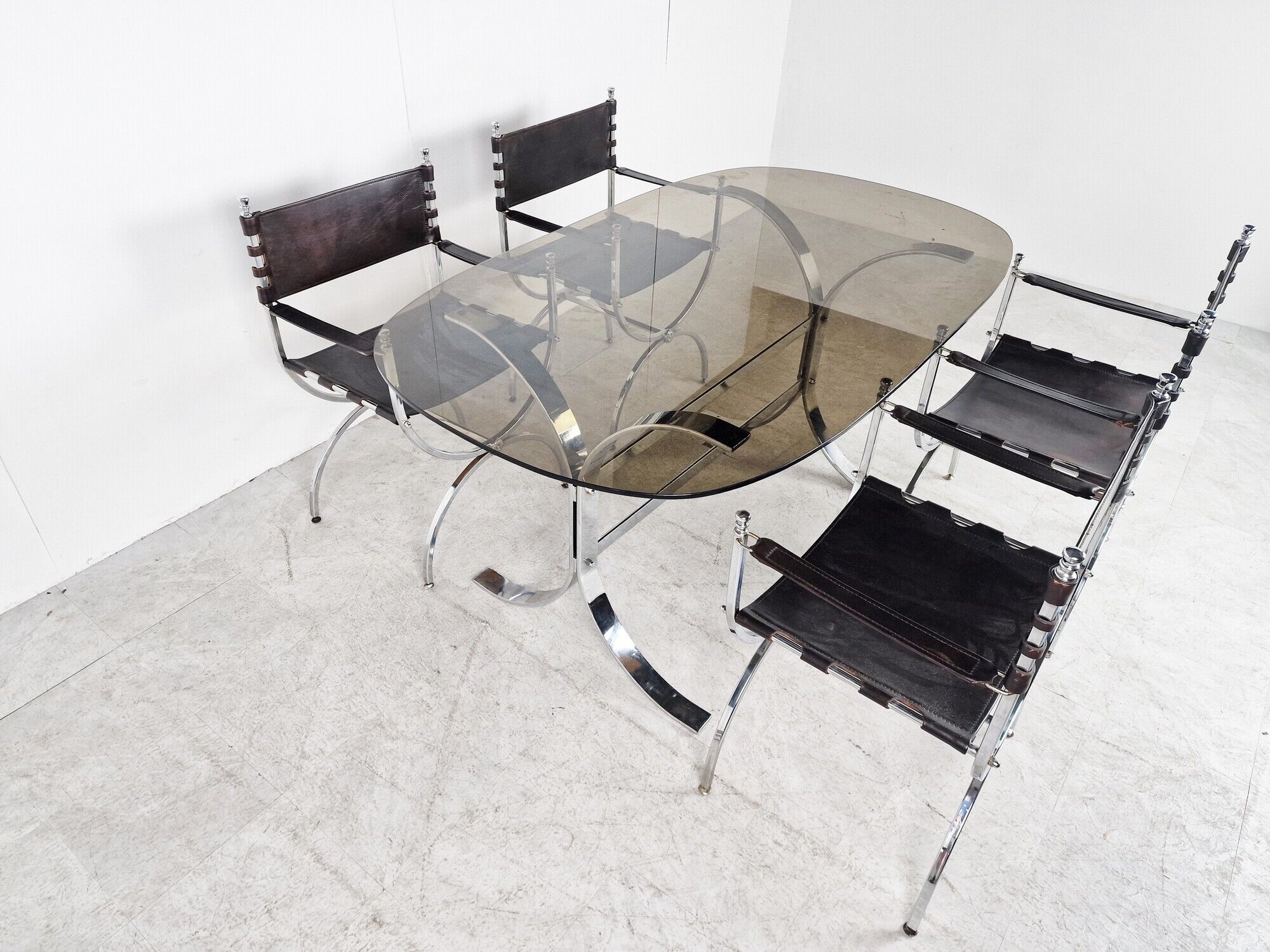Chaises et table, années 1960